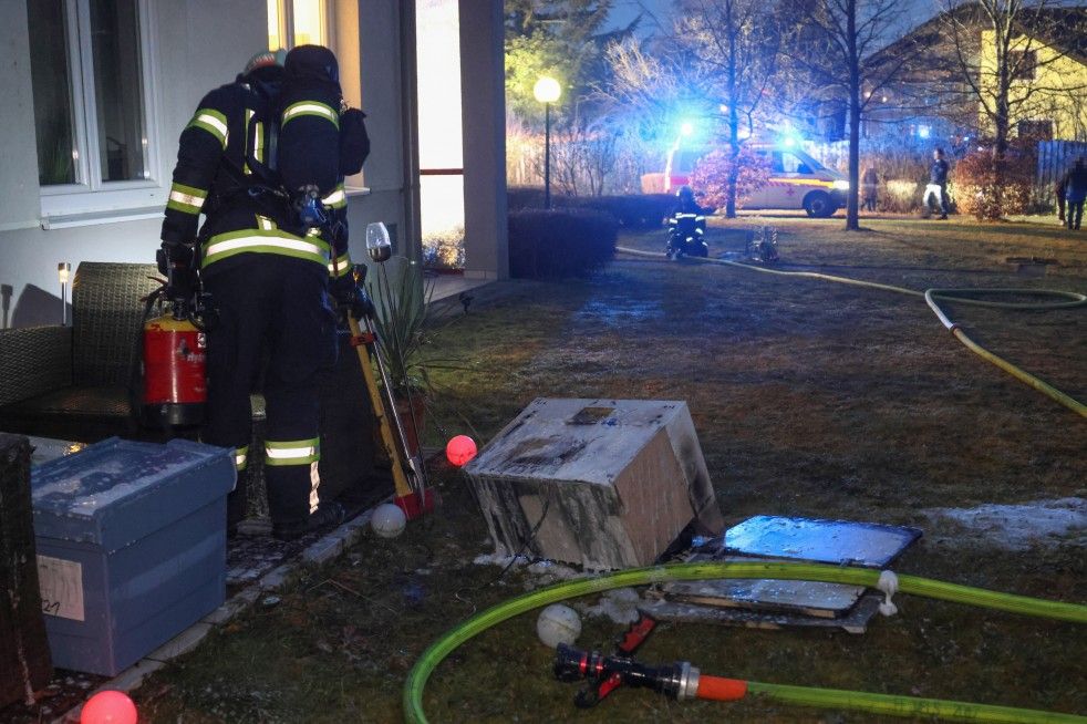 Die Feuerwehr brachte die verbrannten Gegenstände nach draußen.