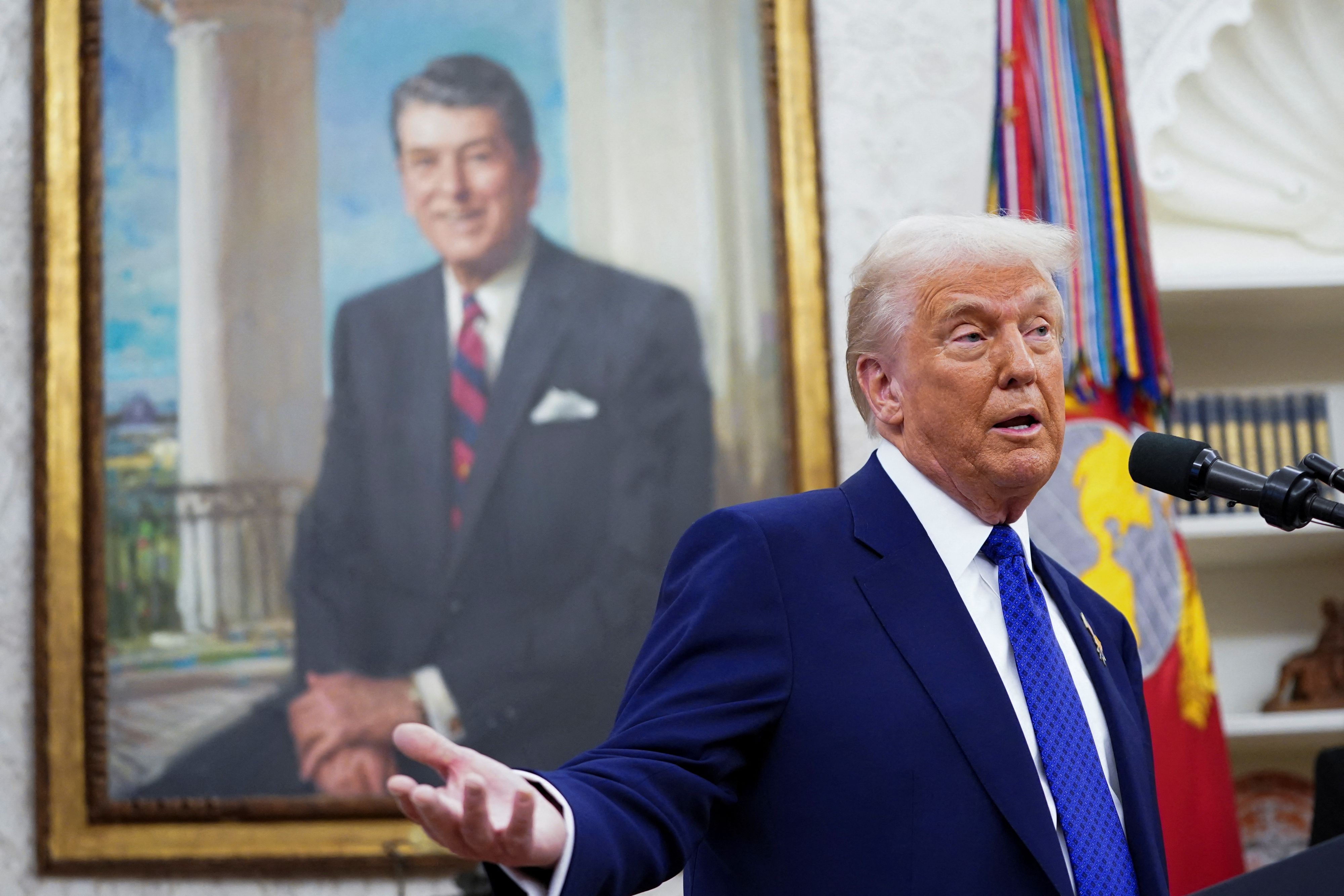 Der Ausschluss wird mit der Weigerung von AP begründet, der Wortwahl des Weißen Hauses zu folgen und den Golf von Mexiko als «Golf von Amerika» zu bezeichnen.