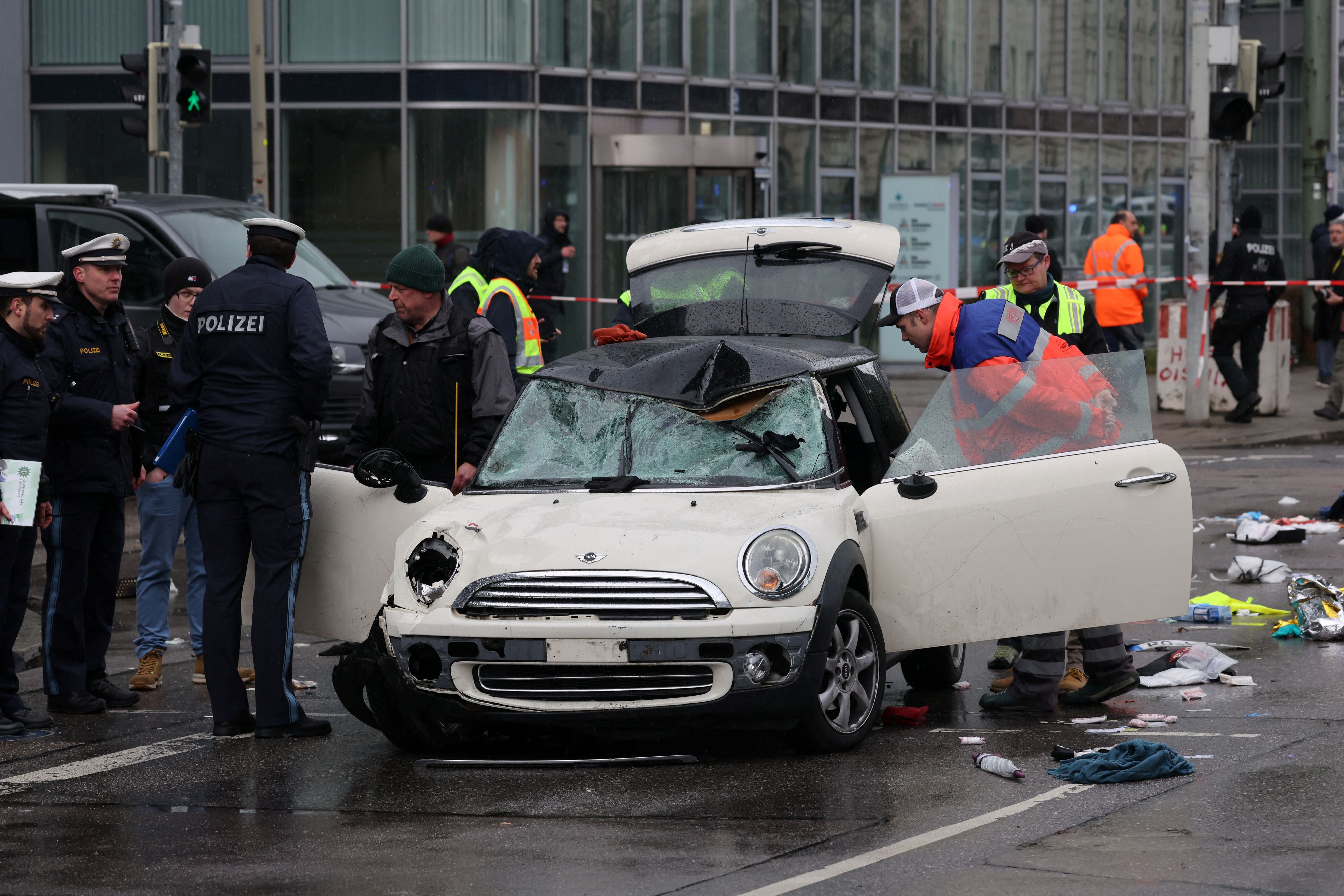 Mit diesem Auto fuhr der Afghane in den Demonstrationszug.