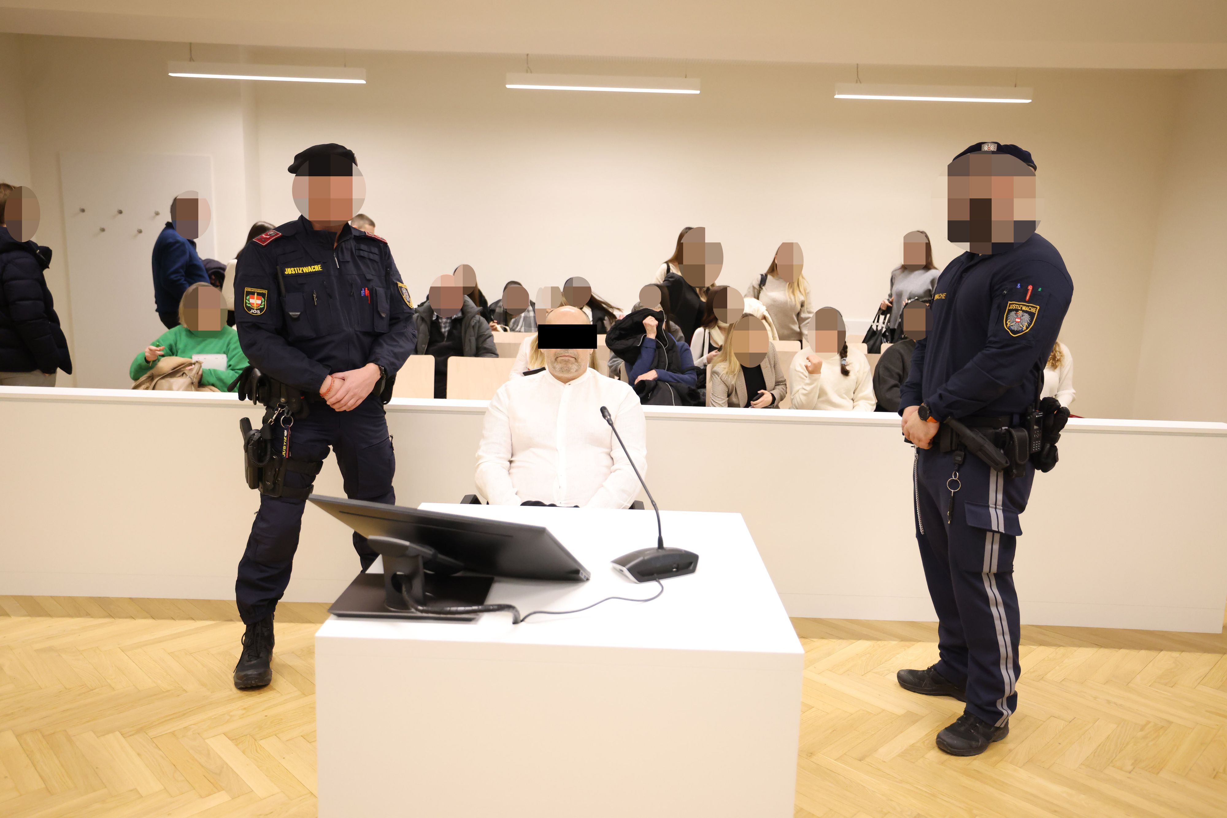 Der 54-Jährige muss sich wegen versuchten Mordes vor Gericht verantworten.