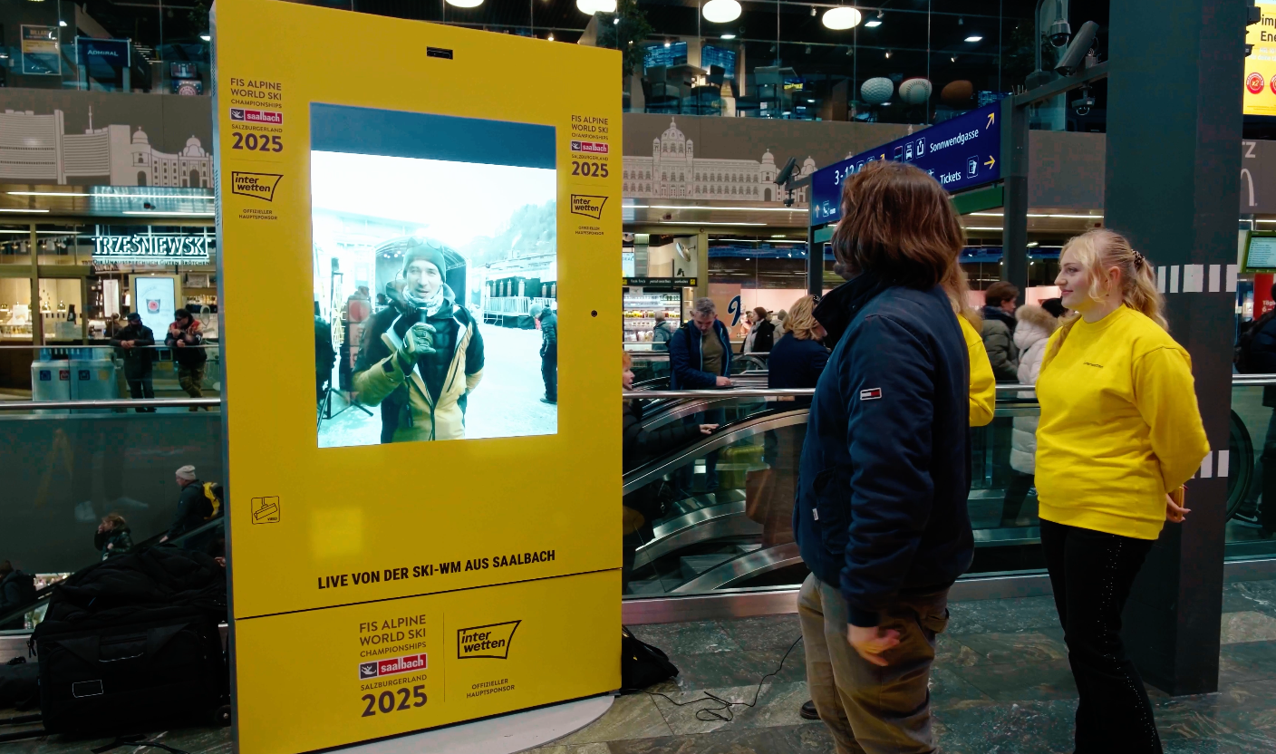 Felix Neureuther verkündet dem glücklichen Ski-Fan den Hauptgewinn.