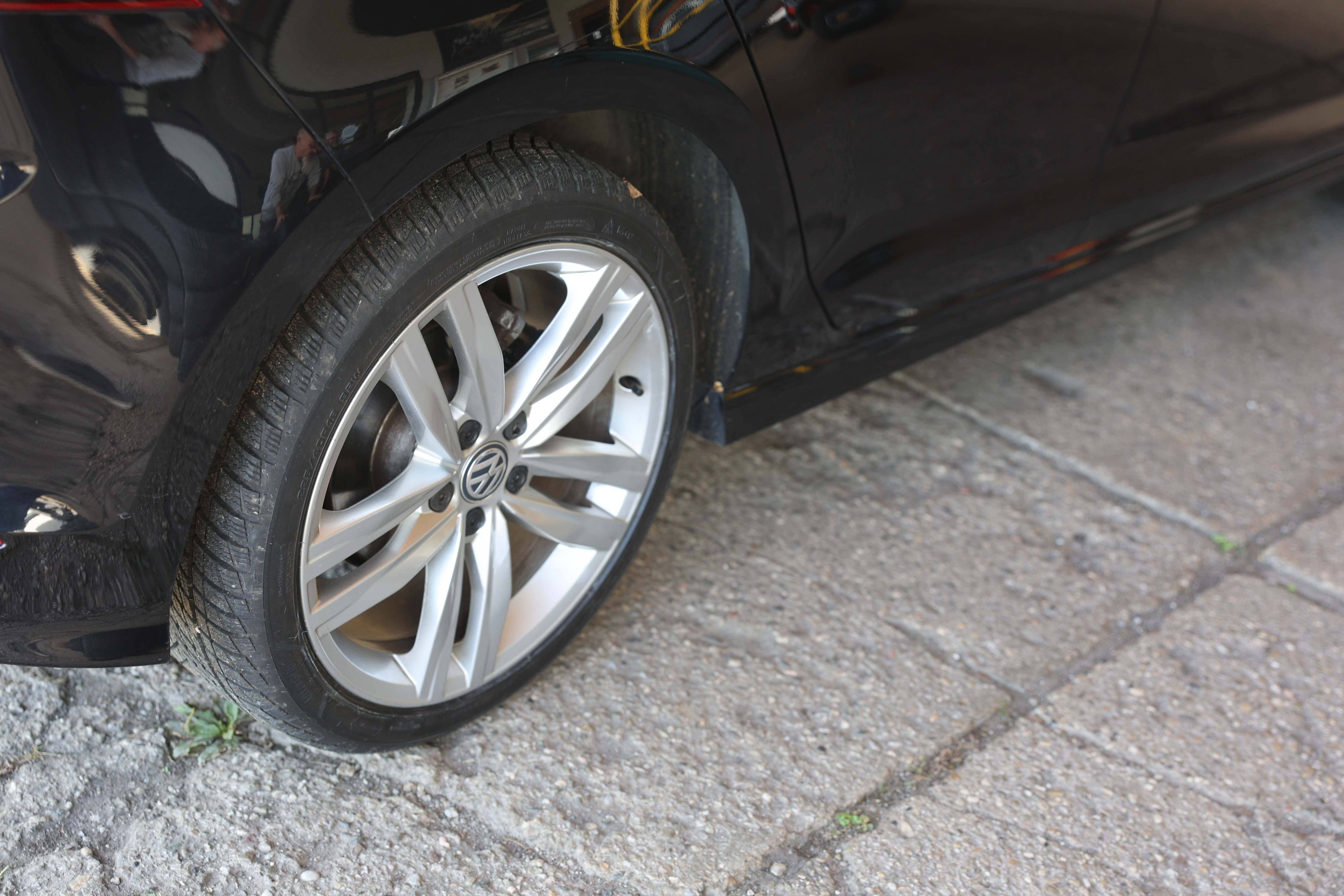 Die Serben hatten es vor allem auf Autoreifen und Alufelgen abgesehen. Symbolbild.