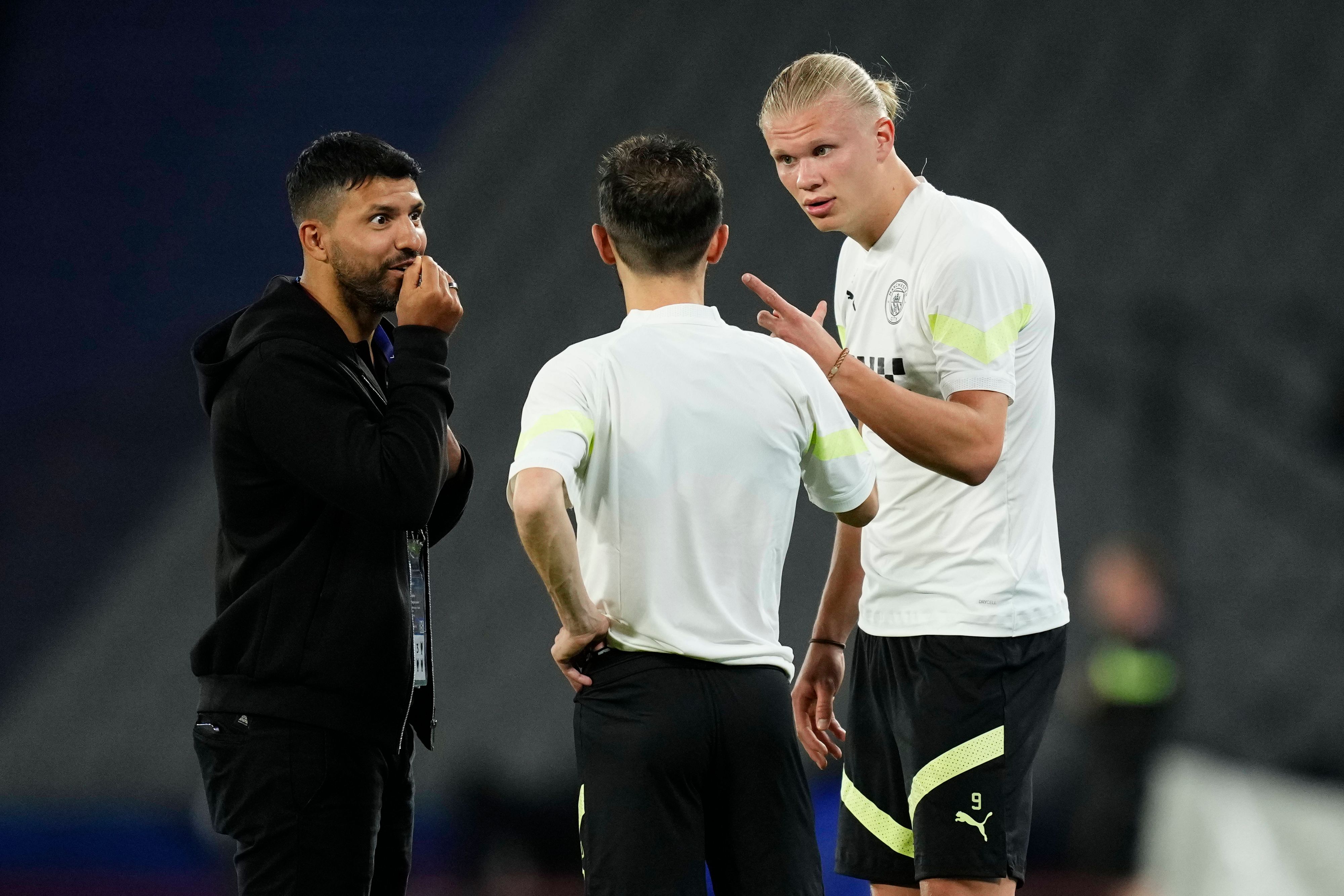 Sergio Agüero (l.) setzte zu viel Vertrauen in Erling Haaland (r.) und Co.