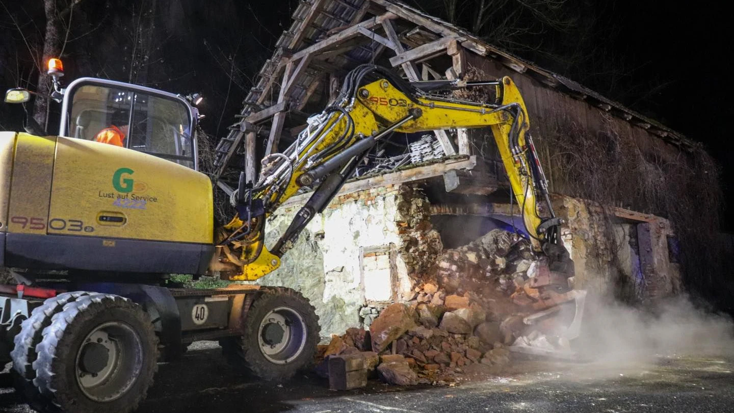 Mit einem Bagger wurde der Schutt von der Straße entfernt. 