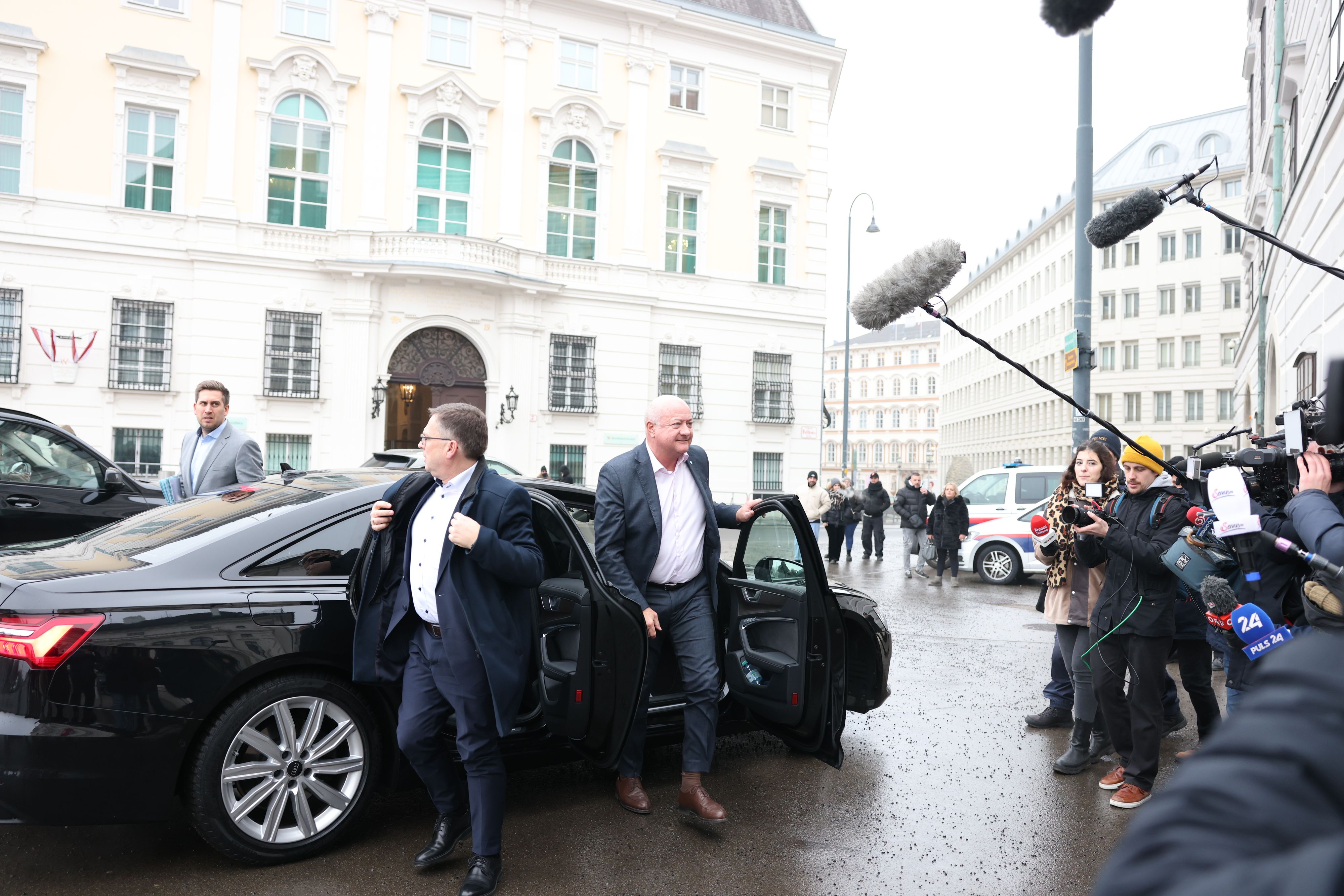 Auf der Westautobahn bei Ansfelden krachten drei Autos ineinander. In den Vorfall war auch Bundeskanzler Christian Stocker involviert.