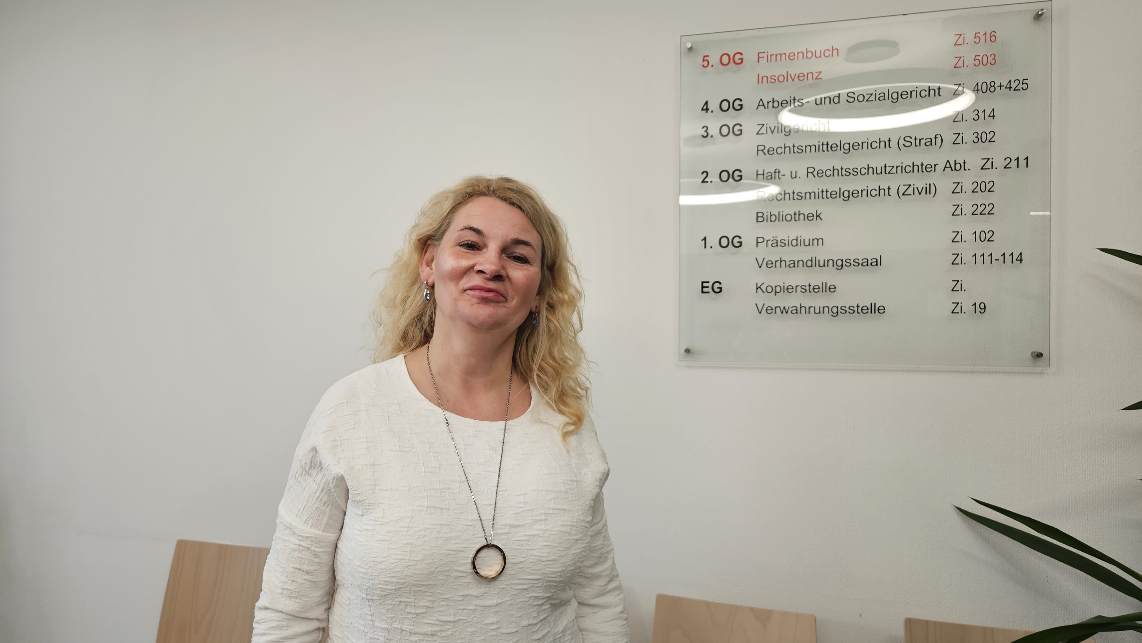 Gibt sich vor der Verhandlung in Linz siegessicher: die selbst ernannte Orgasmus-Päpstin.