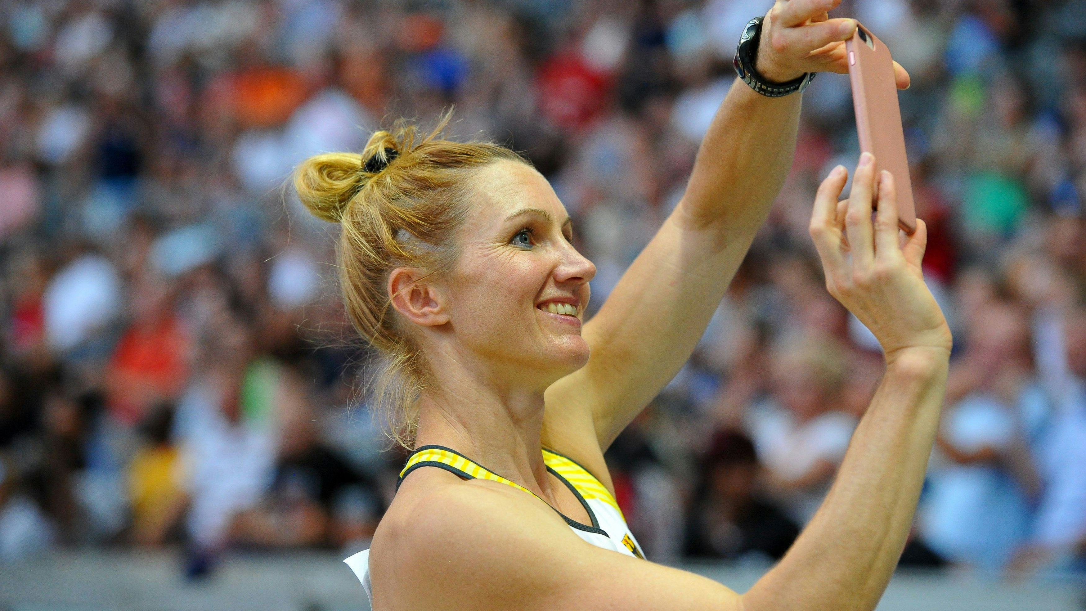 Download von www.picturedesk.com am 13.02.2025 (16:48).  09.08.2018, Olympiastadion, Berlin, GER, EAA, Leichtathletik Europameisterschaften 2018, im Bild Stabhochspringerin Carolin Hingst zeigt sich gelst nach dem Wettkampf // during the European Athletics Championships at the Olympiastadion in Berlin, Germany on 2018/08/09. EXPA Pictures © 2018, PhotoCredit: EXPA/ Eibner-Pressefoto/ Kohring *****ATTENTION - OUT of GER***** - 20180810_PD2127 - Rechteinfo: Rights Managed (RM)