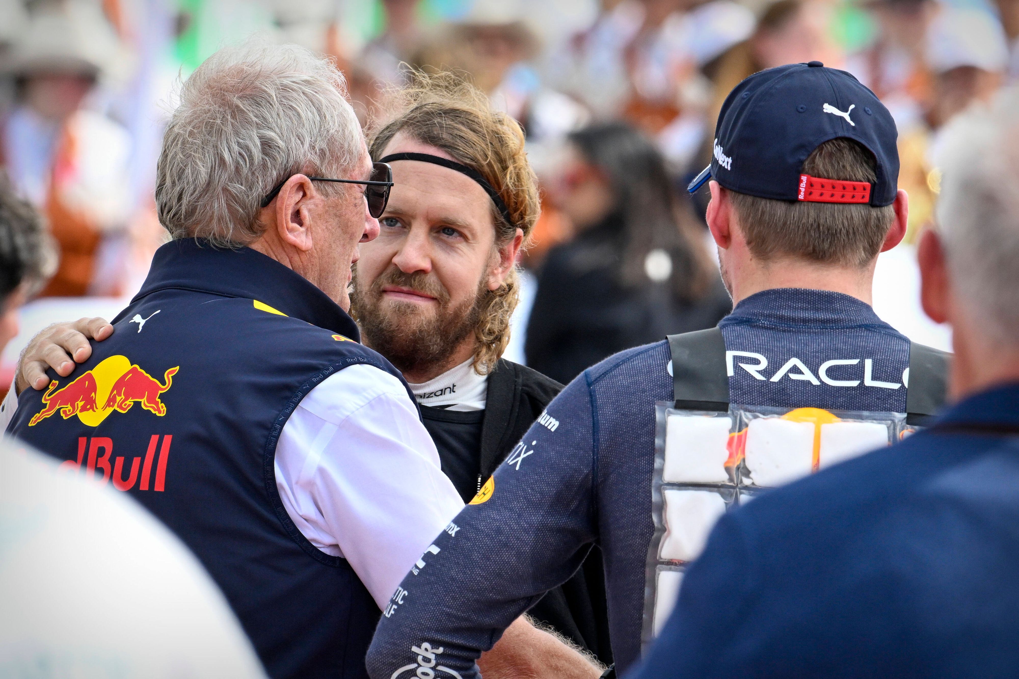 Sebastian Vettel im Gespräch mit Red-Bull-Berater Helmut Marko und Max Verstappen.