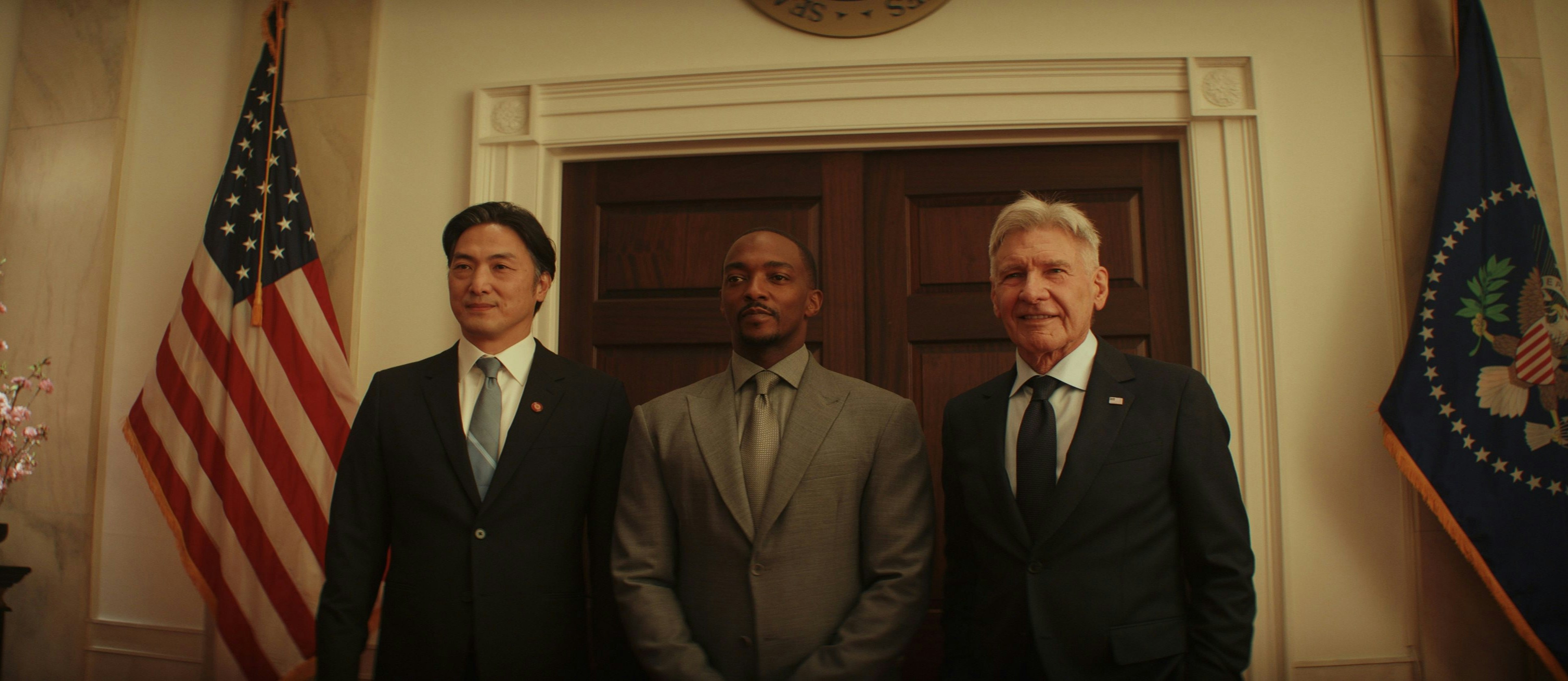 Das Lächeln passt noch immer: Harrison Ford (r.) als US-Präsident Thaddeus "Thunderbolt" Ross mit Sam Wilson alias Captain America (Anthony Mackie)