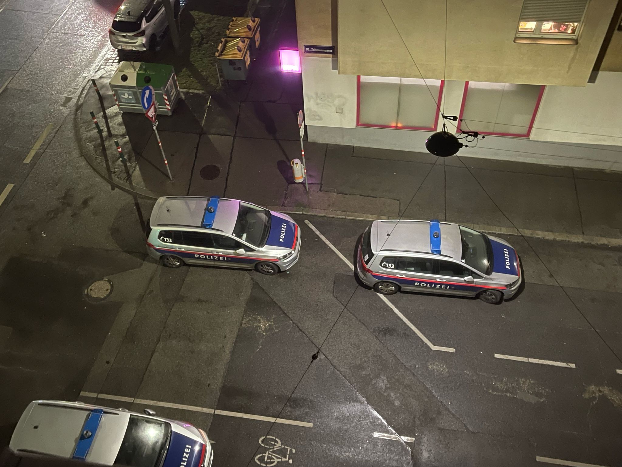 Die Polizei fahndet jetzt nach dem Räuber.