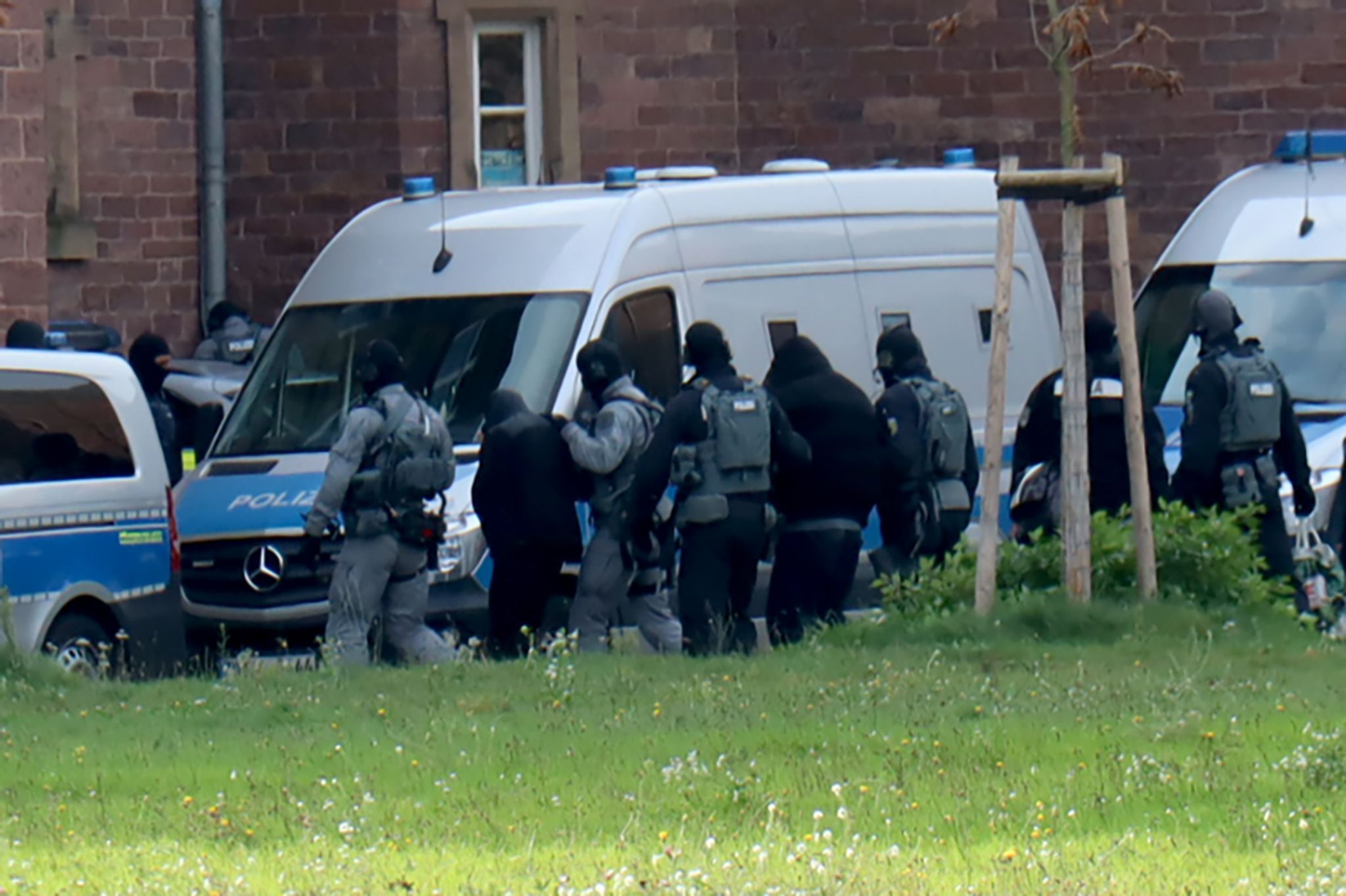 Deutsche Ermittler bei einer Großrazzia