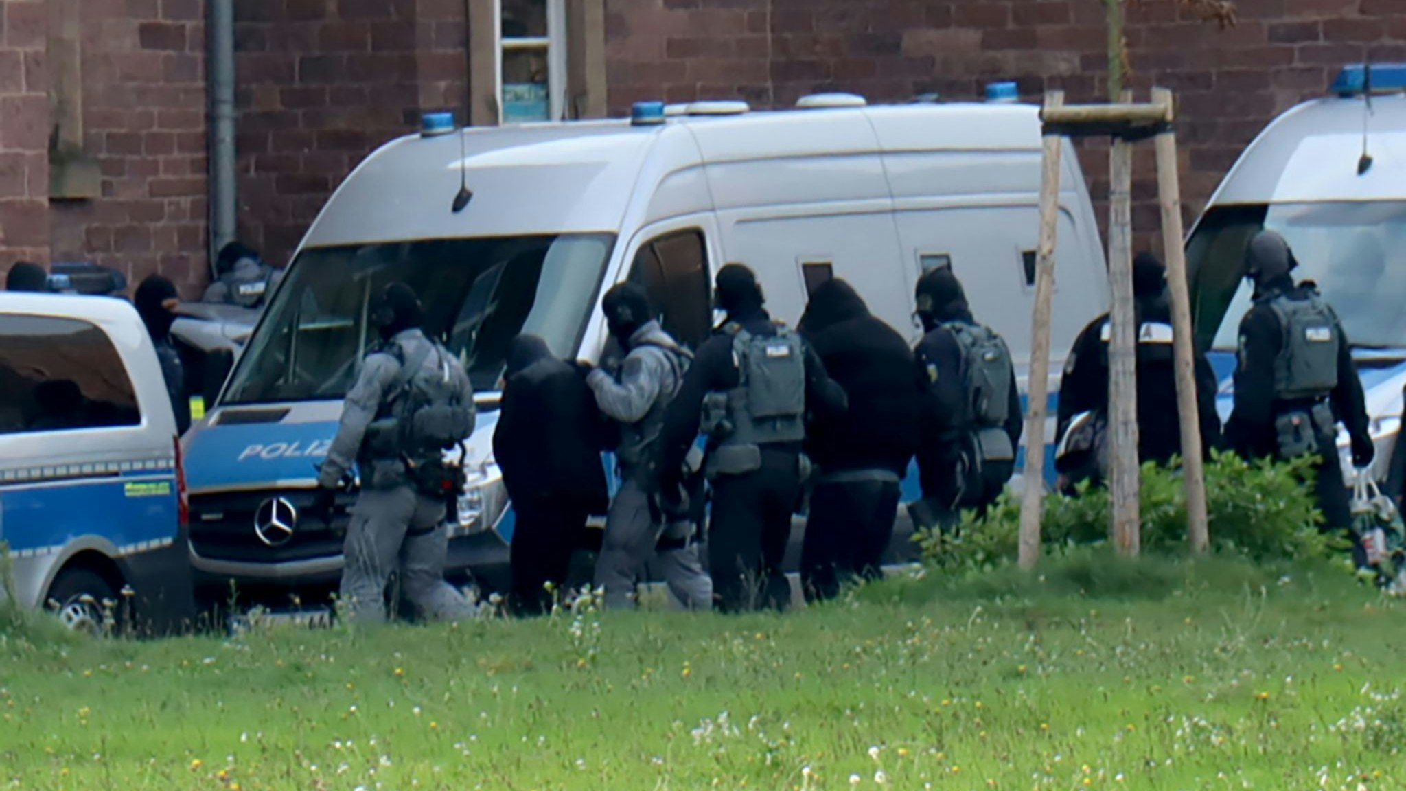 Deutsche Ermittler bei ihrer Großrazzia gegen die mutmaßliche Neonazi-Terror-Vereinigung der "Sächsischen Separatisten" Anfang November 2024 in Dresden.