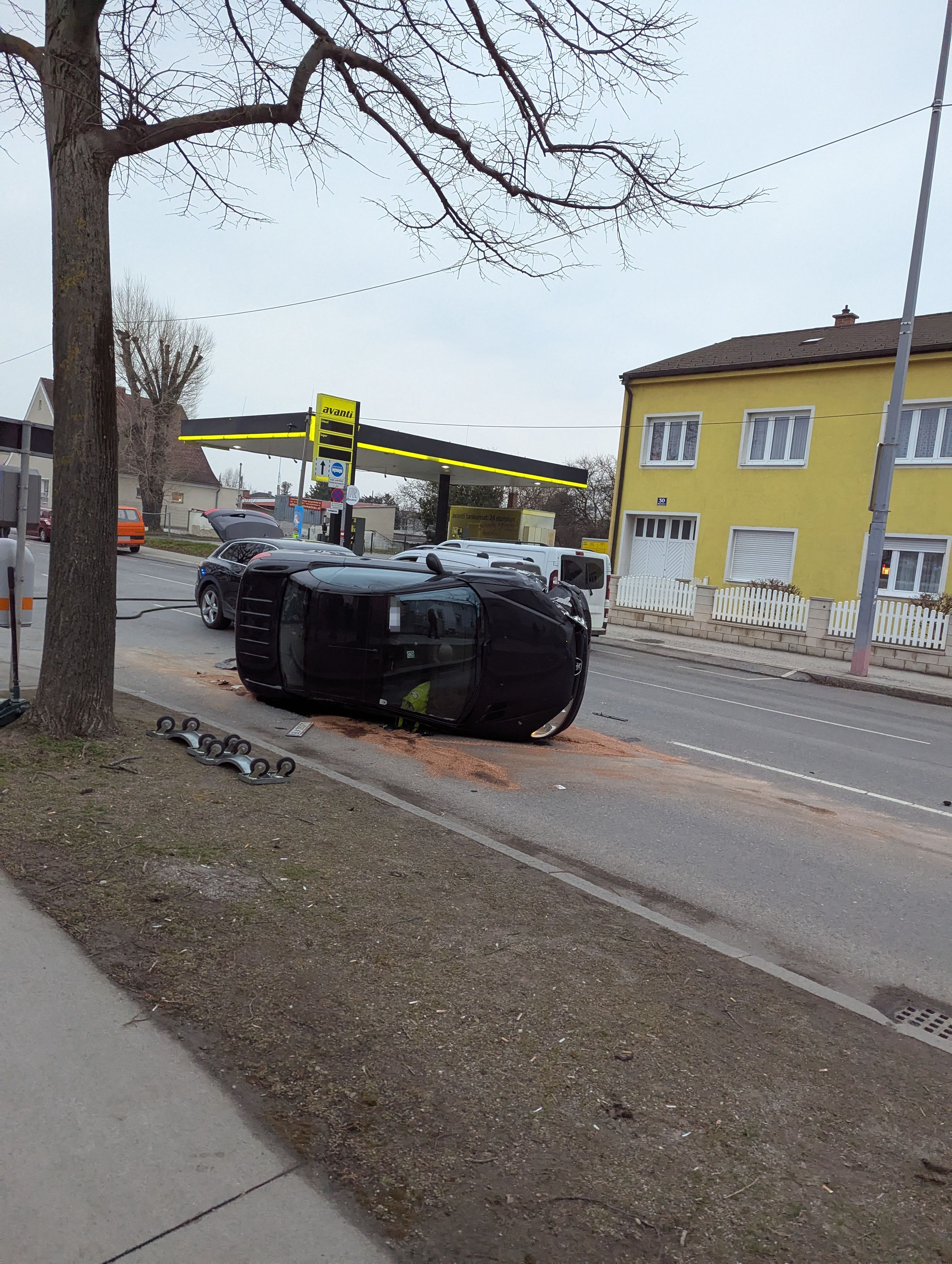 Ein schwarzer Peugeot kam seitlich zum Stillstand.