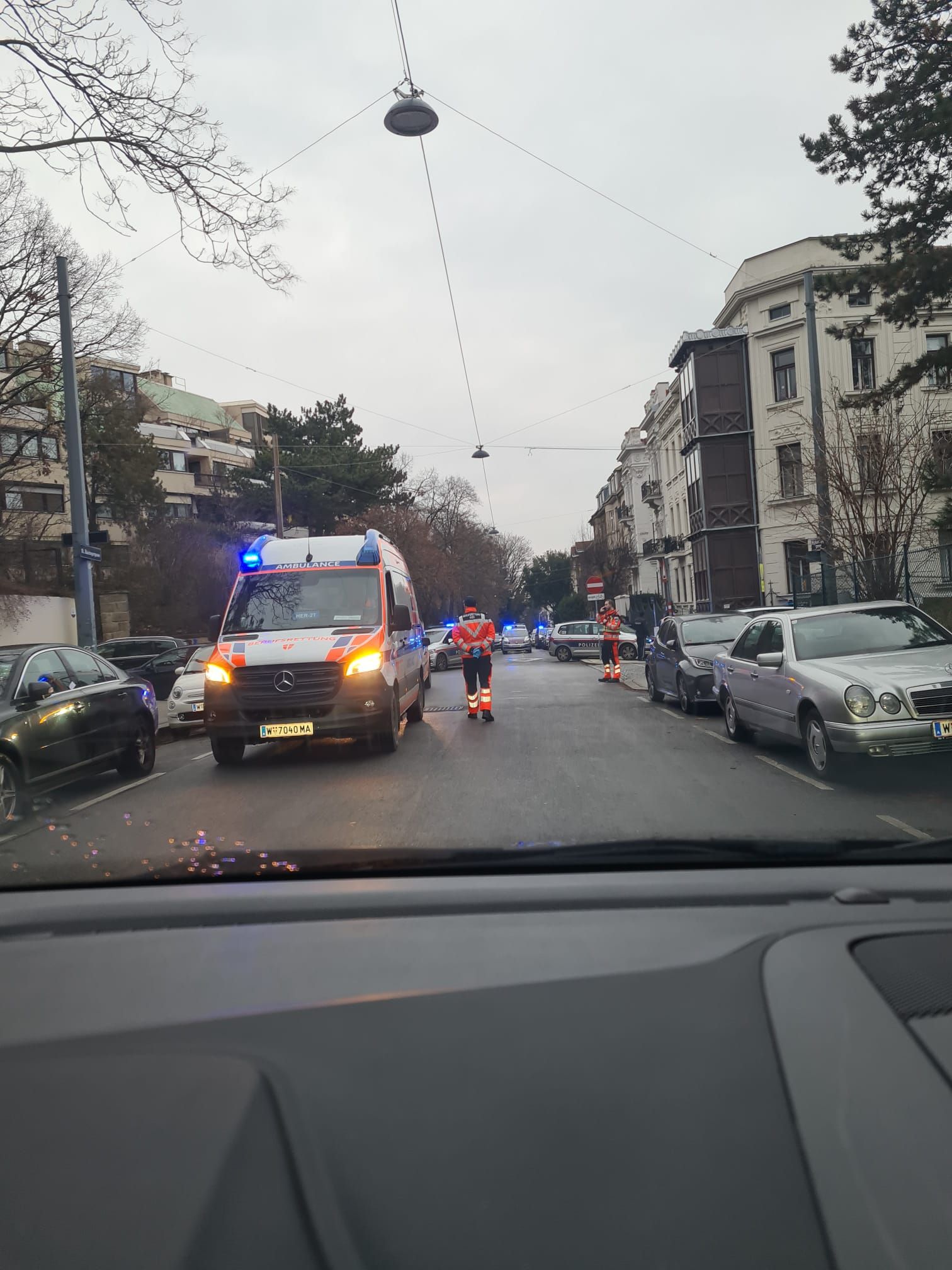 Die Polizisten umstellten das Gebäude.