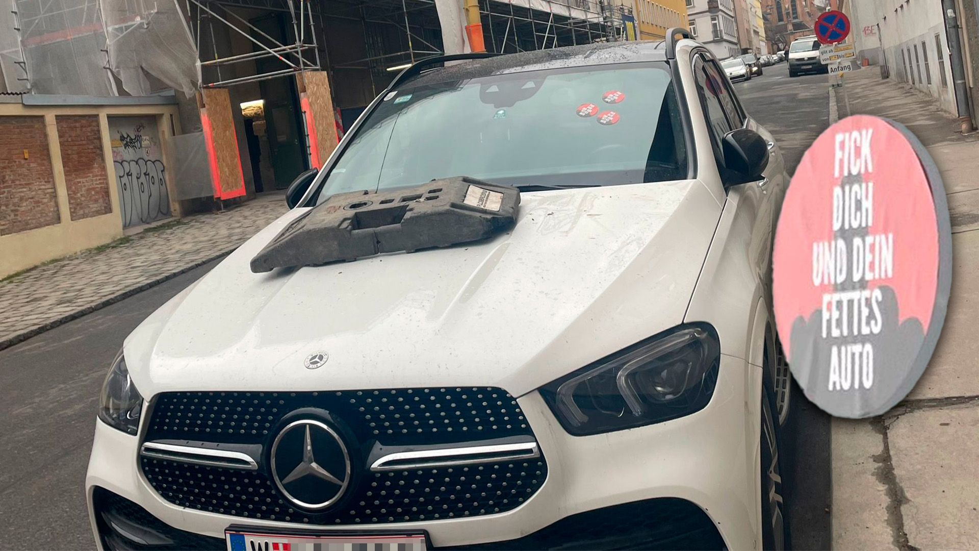 Der Mercedes wurde von den Klima-Chaoten beschädigt.