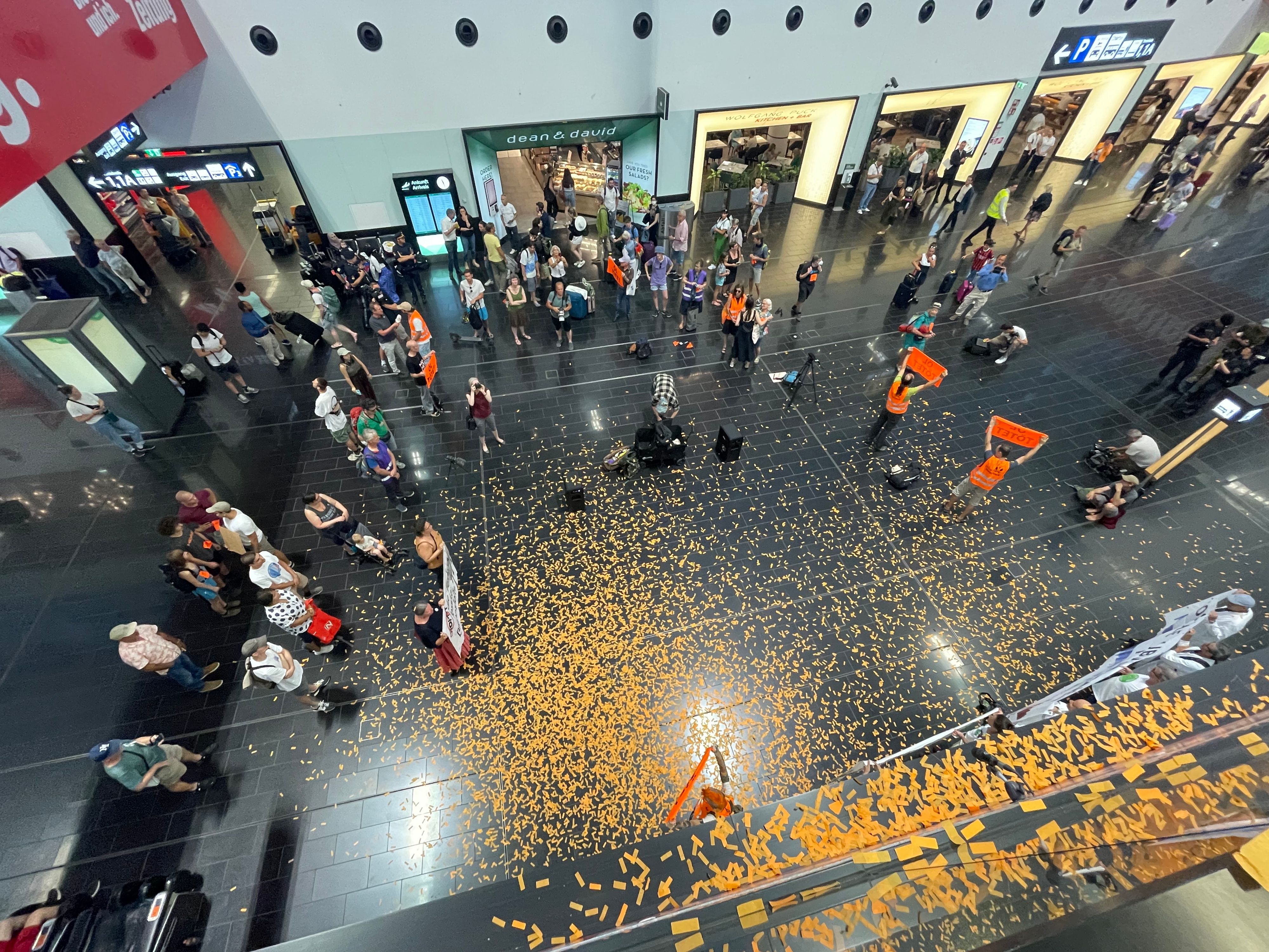 Konfetti-Attacke am Flughafen Wien.