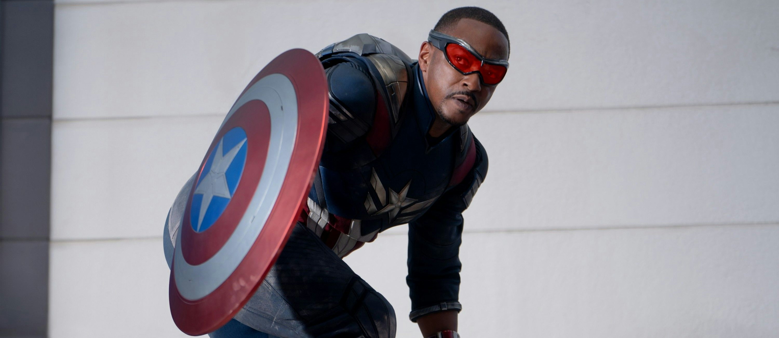 Spielte bereits in der Mini-Serie "The Falcon and the Winter Soldier" den Captain im weiß-blau-roten Dress: Anthony Mackie in "Captain America: Brave New World"