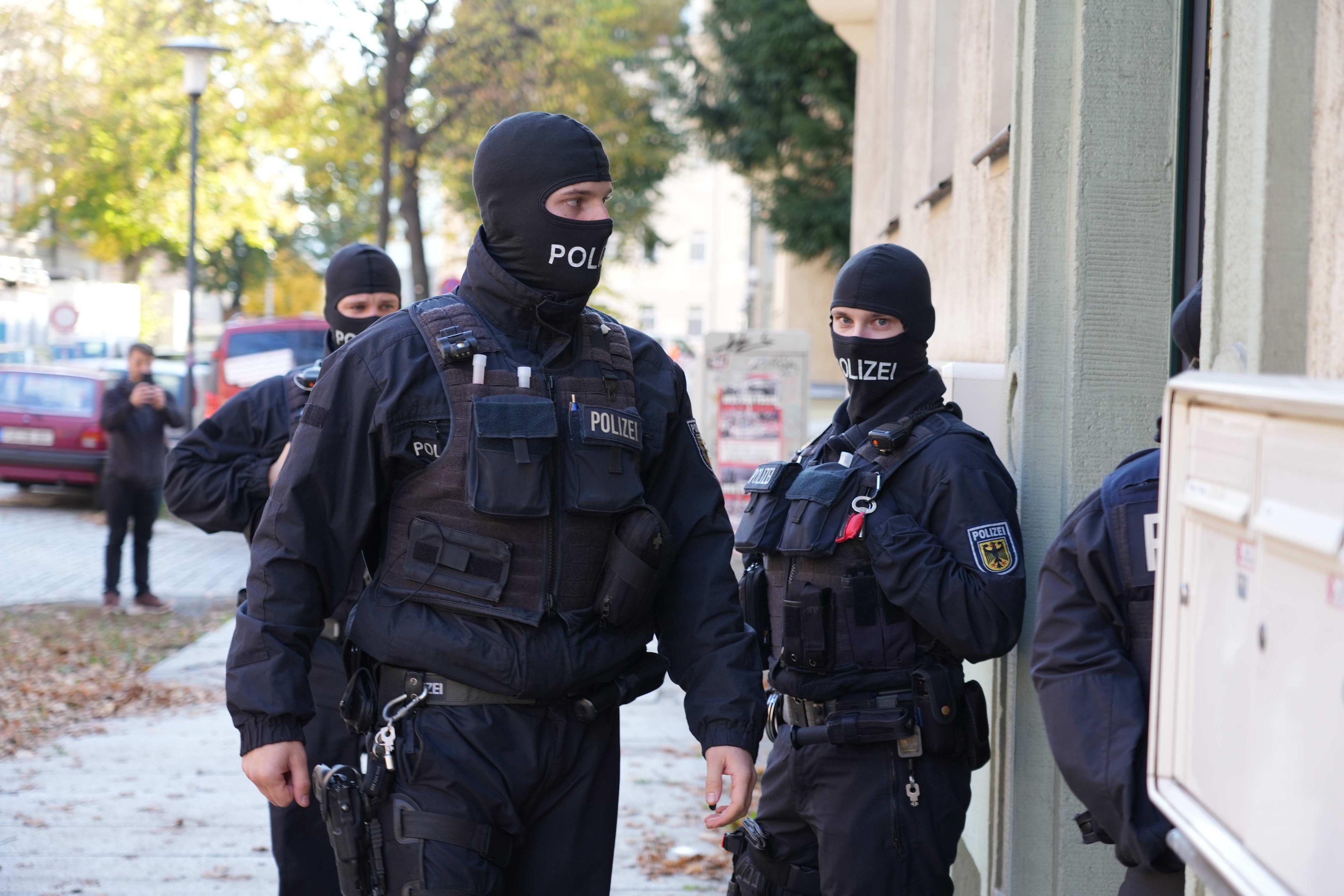 Deutsche Ermittler bei ihrer Großrazzia gegen die mutmaßliche Neonazi-Terror-Vereinigung der 