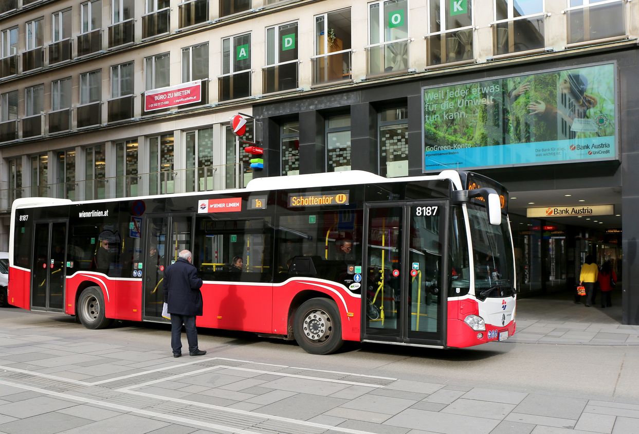 Ein Bus erfasste den jungen Mann im Kreuzungsbereich. (Symbolbild)