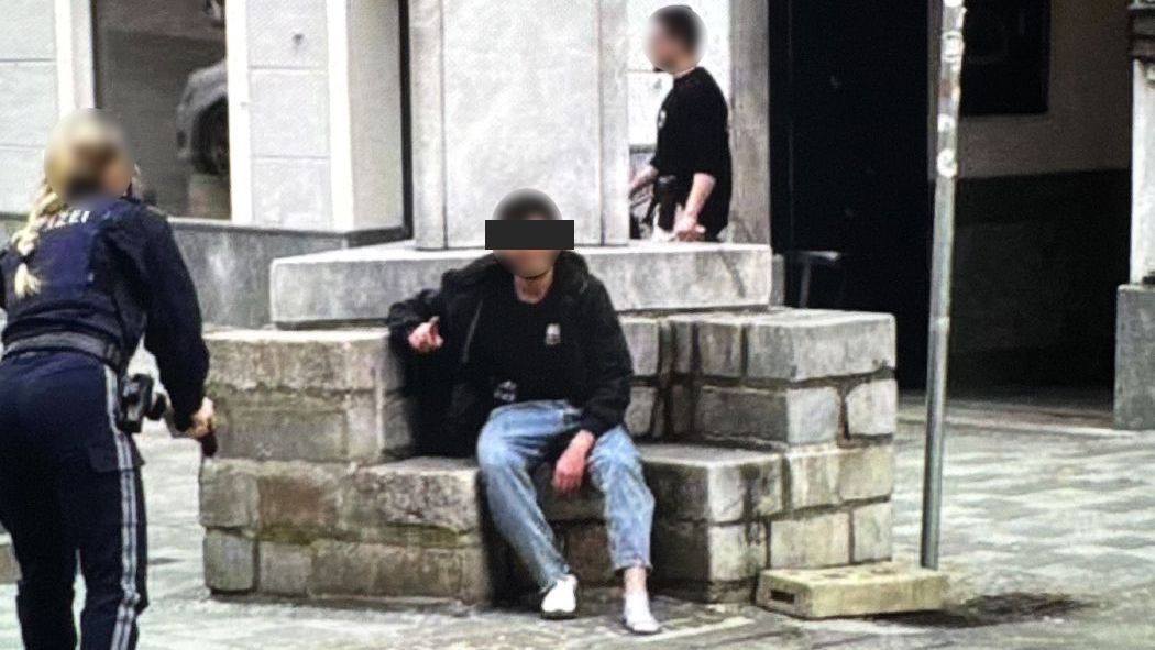 Polizei mit Pistole bei der Festnahme, doch der Verdächtige grinste nur und zeigte den erhobenen Zeigefinger – mutmaßlich ein IS-Gruß.