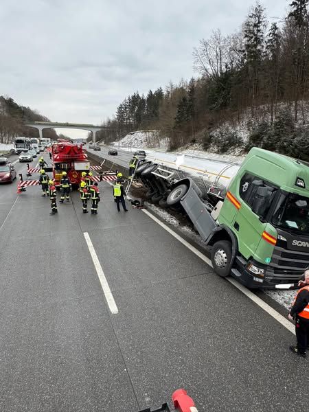 Der Lkw war mit dem Hänger auf die betonierte Mittelleitwand gekippt.