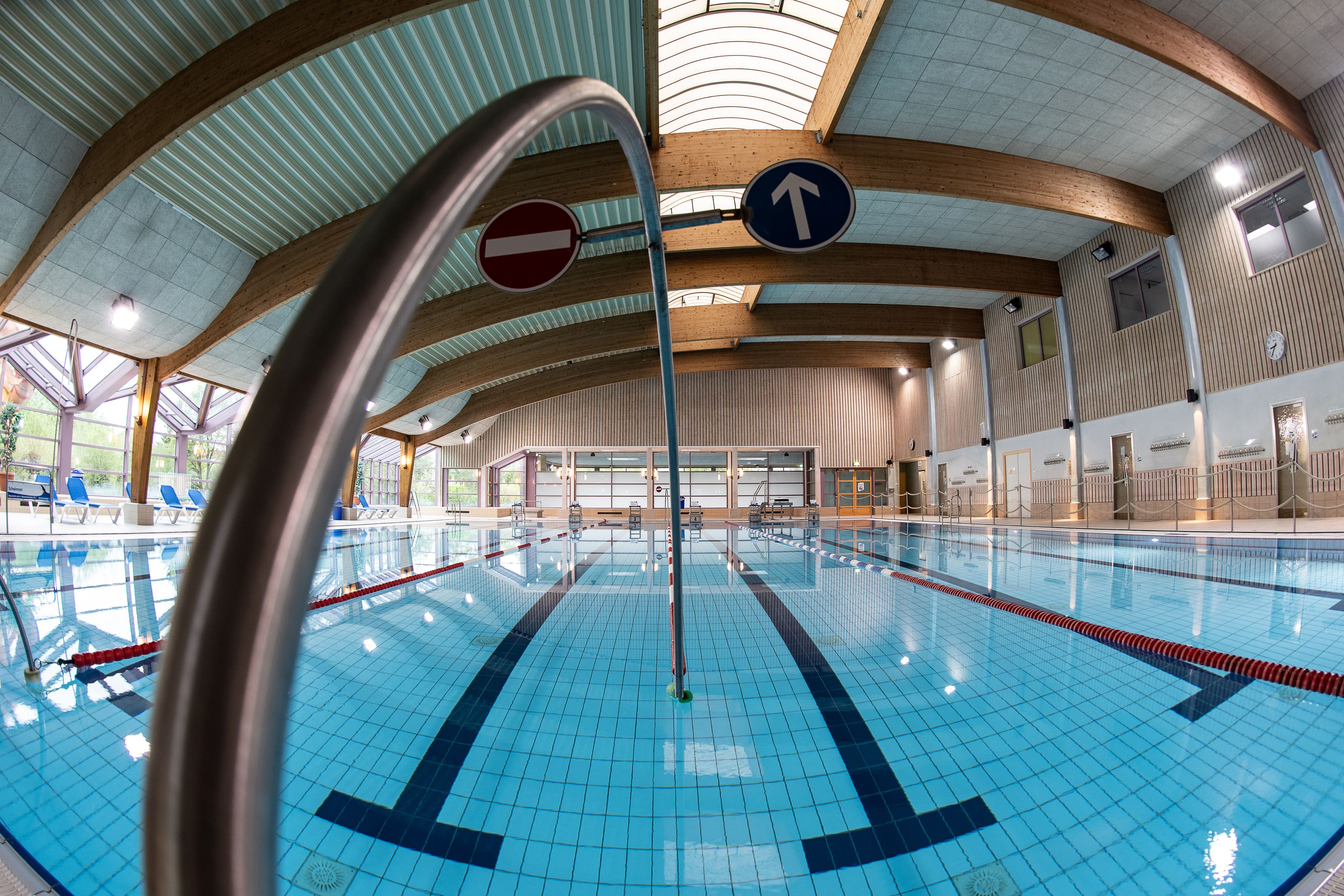 Die Frau brach in der Garderobe des Hallenbads zusammen. Symbolbild.