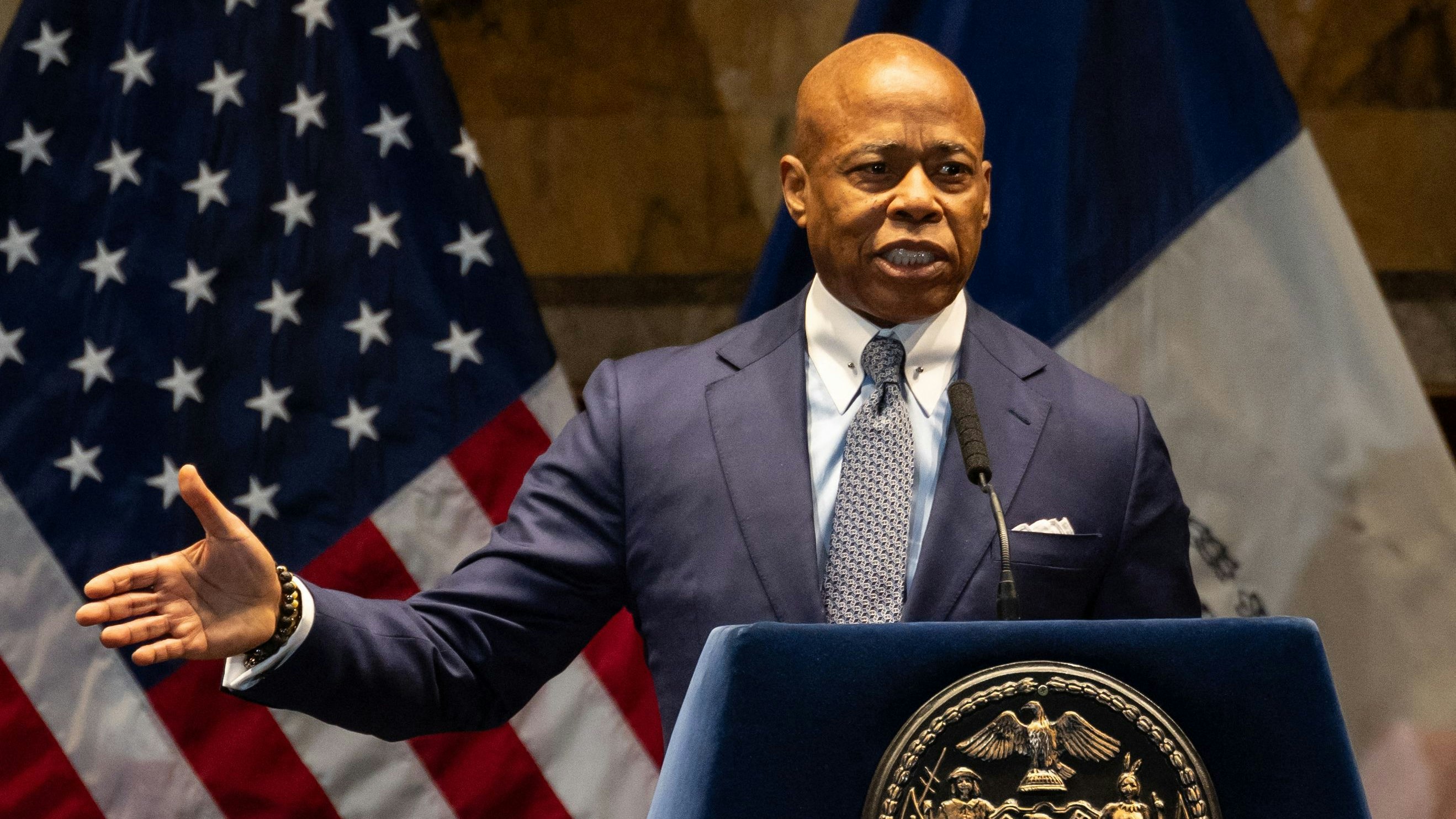 Die Ermittlungen gegen Eric Adams wurden von höchster Ebene gestoppt.