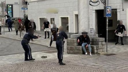 Umstellt: Der mutmaßliche Verdächtige grinsend bei seiner Festnahme. Zeugen berichten von IS-Gruß und Allahu-akbar-Rufen.