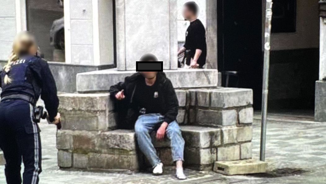 Polizei mit Pistole bei der Festnahme, doch der Verdächtige grinste nur und zeigte den erhobenen Zeigefinger – mutmaßlich ein IS-Gruß.