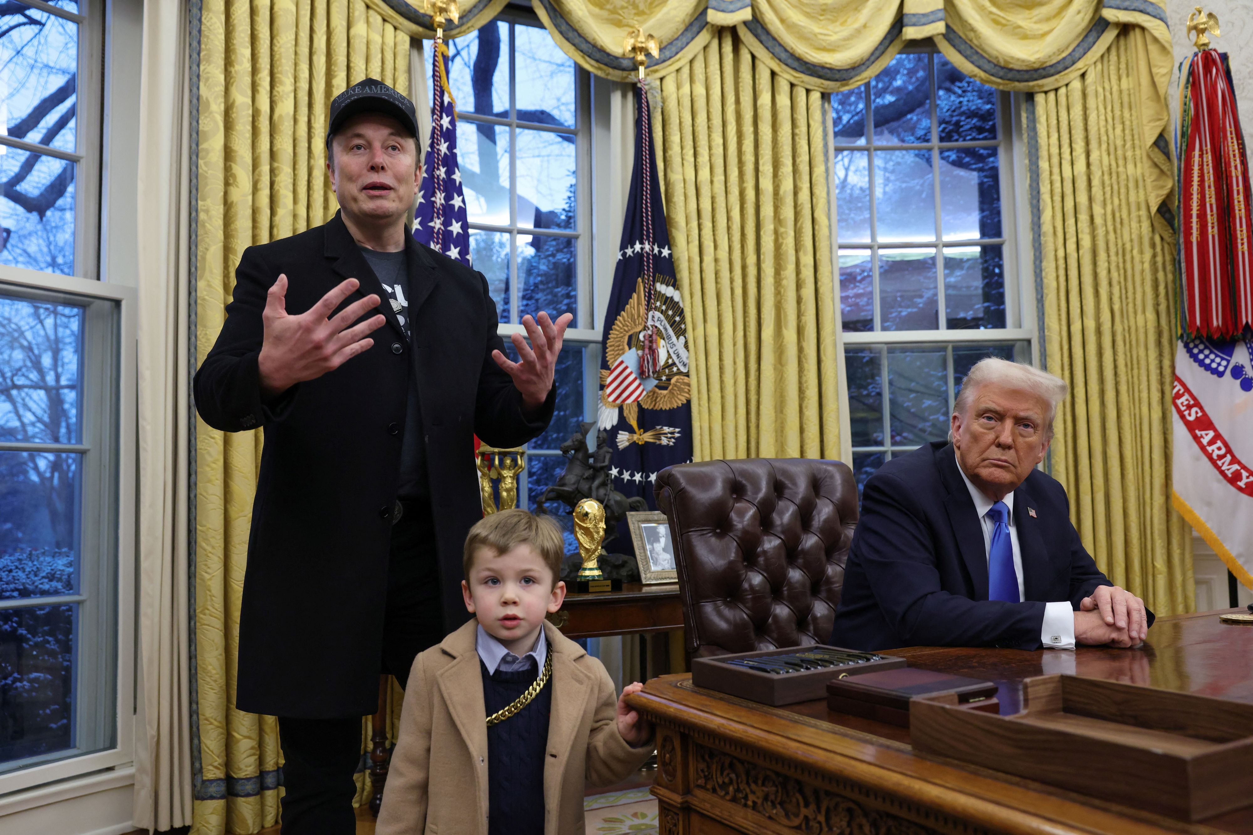 Elon Musk (l.) und sein Sohn X Æ A-Xii mit US-Präsident Donald Trump im Oval Office. 