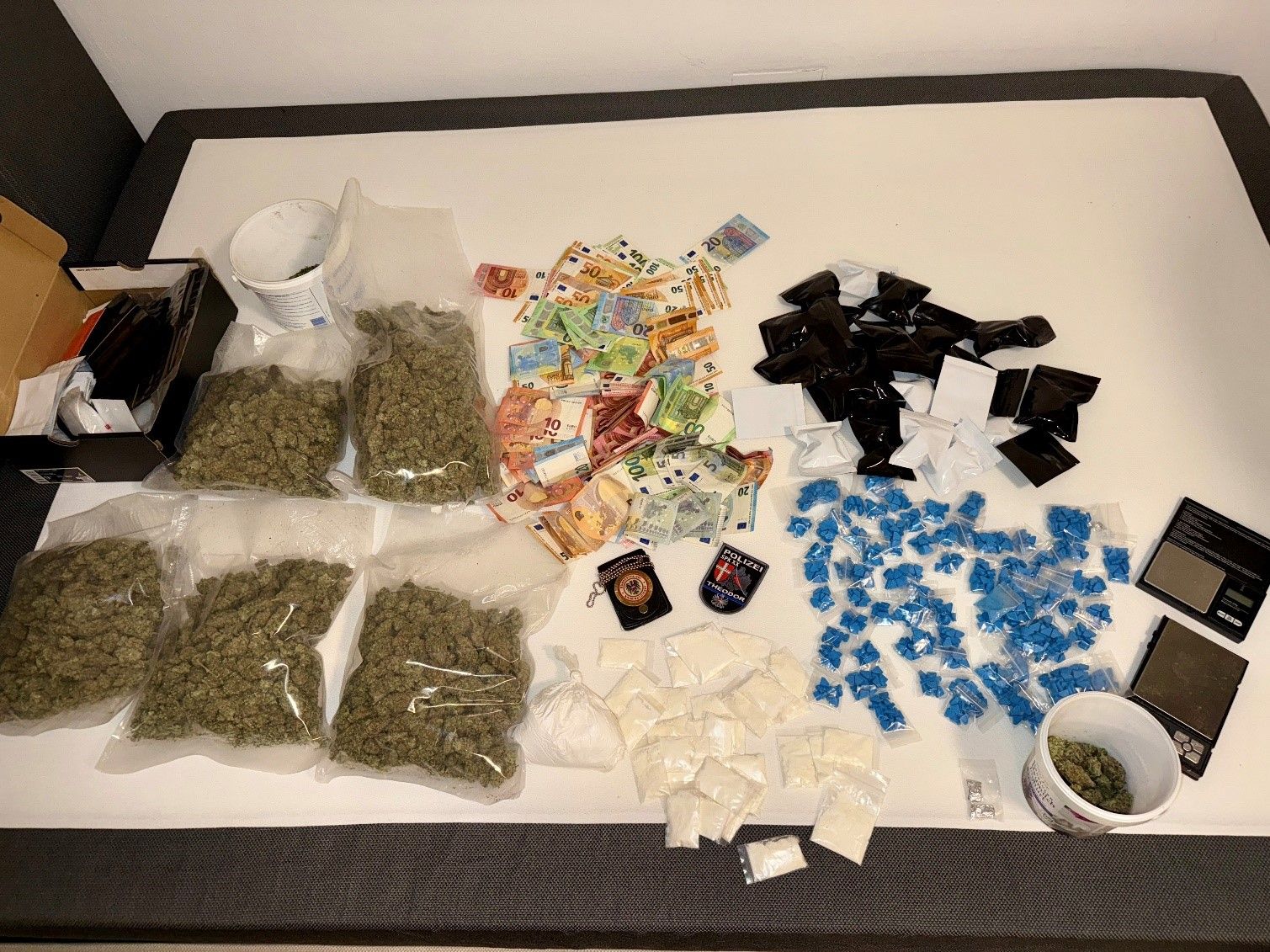 Das alles fanden Polizisten in der Wohnung. 