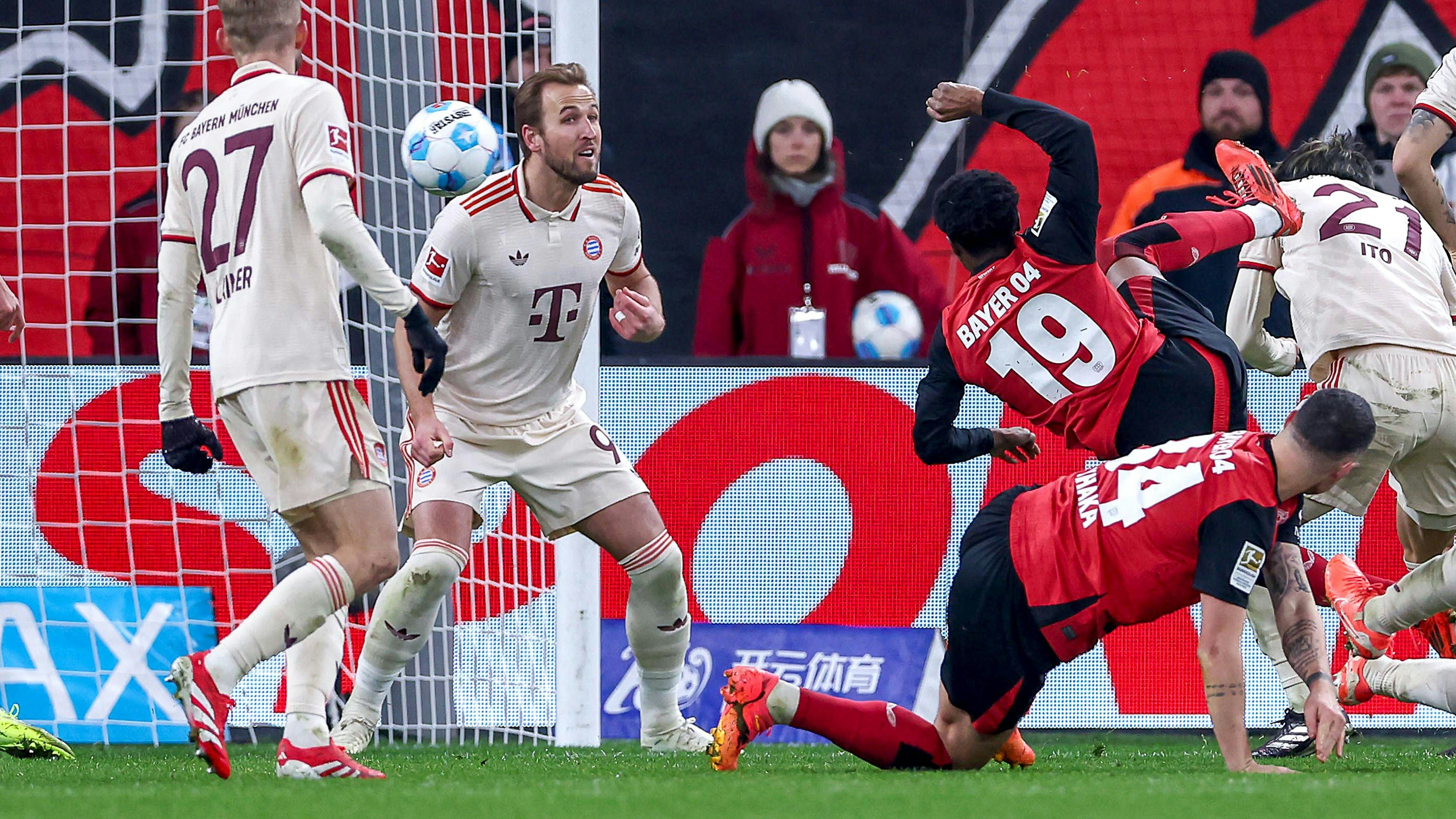 Enger Fight zwischen Leverkusen und dem FC Bayern.