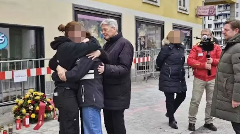 Jugendliche trauern am Tatort um den getöteten 14-Jährigen. Landeshauptmann Peter Kaiser (SPÖ) steht den Trauernden bei.