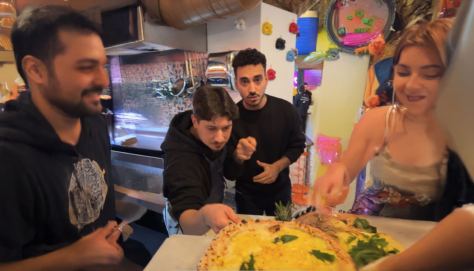 Für 100 Euro kann die Ananas-Pizza der Wiener Pizzeria auf Wolt bestellt werden.