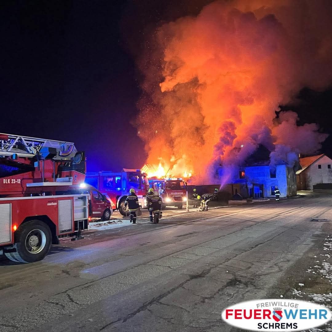 Altes Gasthaus in Brand – Feuerwehr im Großeinsatz