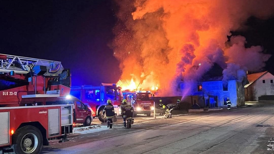 Altes Gasthaus in Brand – Feuerwehr im Großeinsatz