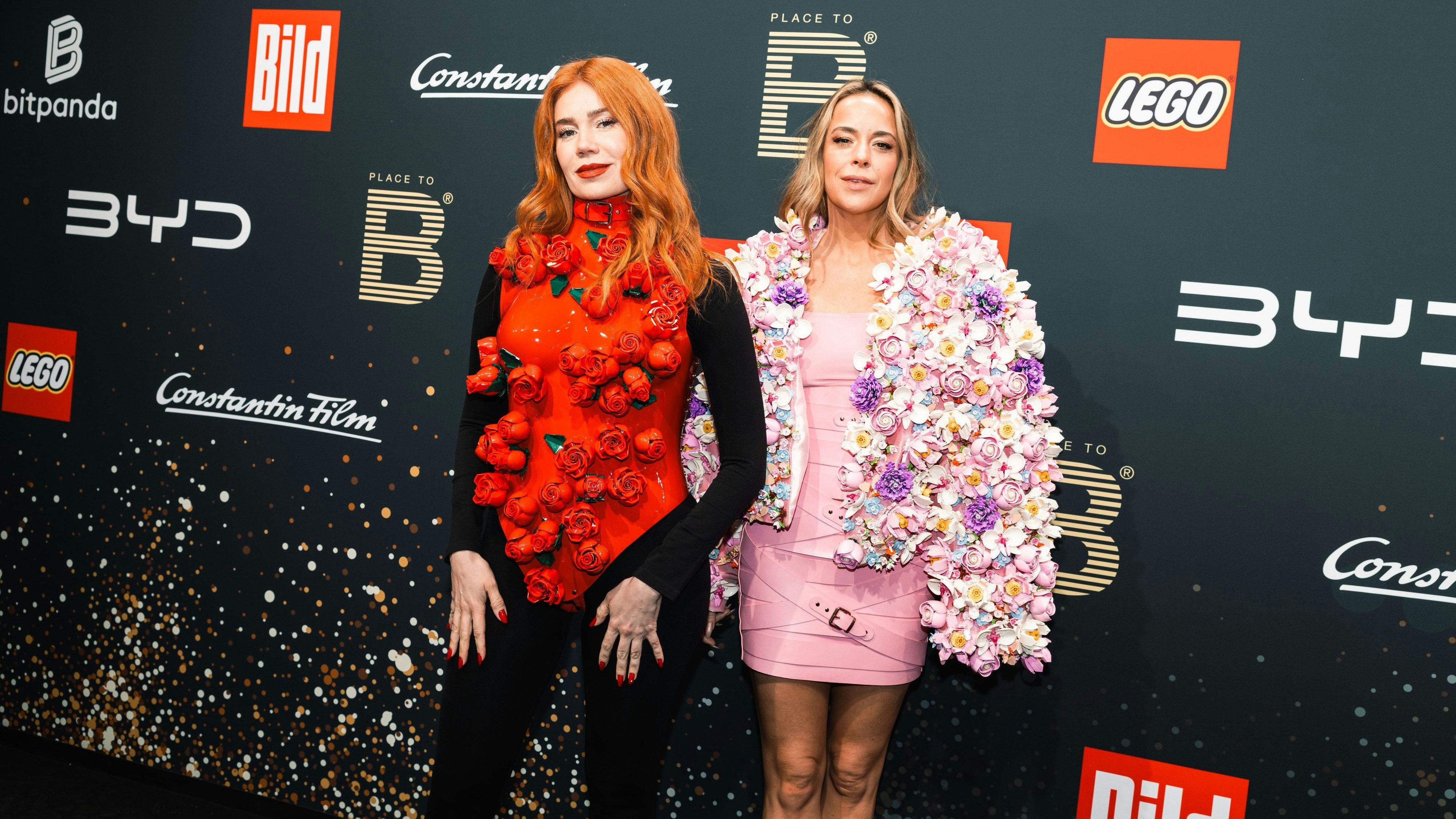 Marina Hoermanseder und Palina Rojinski in LEGO-Looks auf dem roten Teppich: Ein kreatives Fashion-Highlight zur Berlinale.