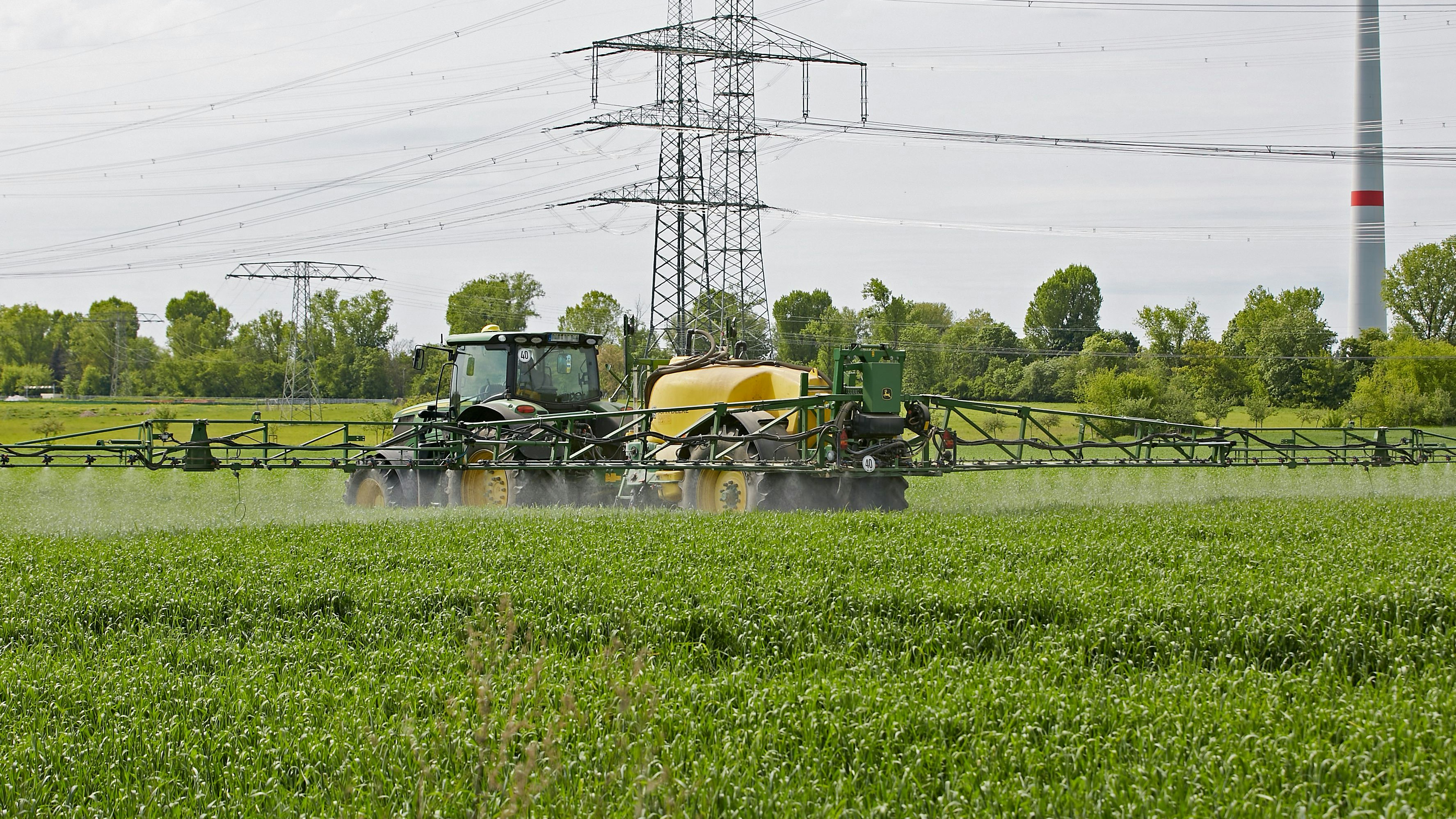 Oft kommt es beim Einsatz von Spritzmitteln zu Verwehungen.