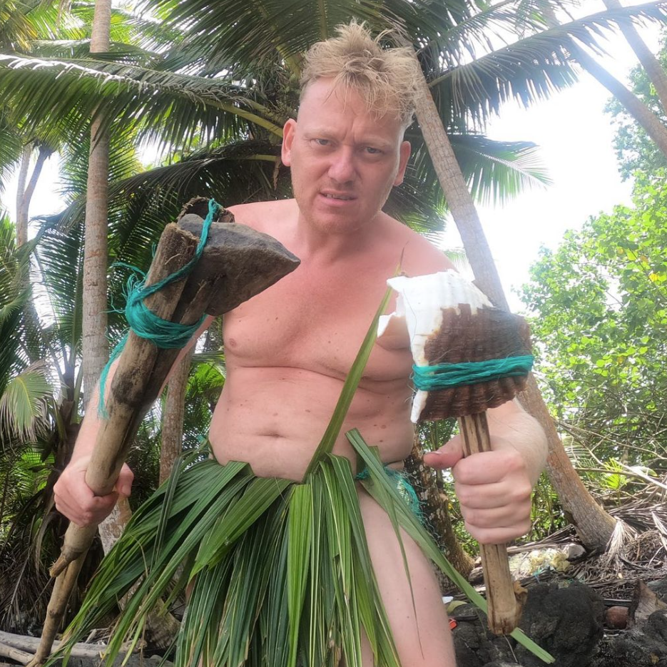 Knossi hat bereits Erfahrung: Er nahm an der zweiten Staffel der Show "7 vs. Wild" teil, bei der sieben Teilnehmer sieben Tage in der Wildnis verbringen und ums Überleben kämpfen müssen.