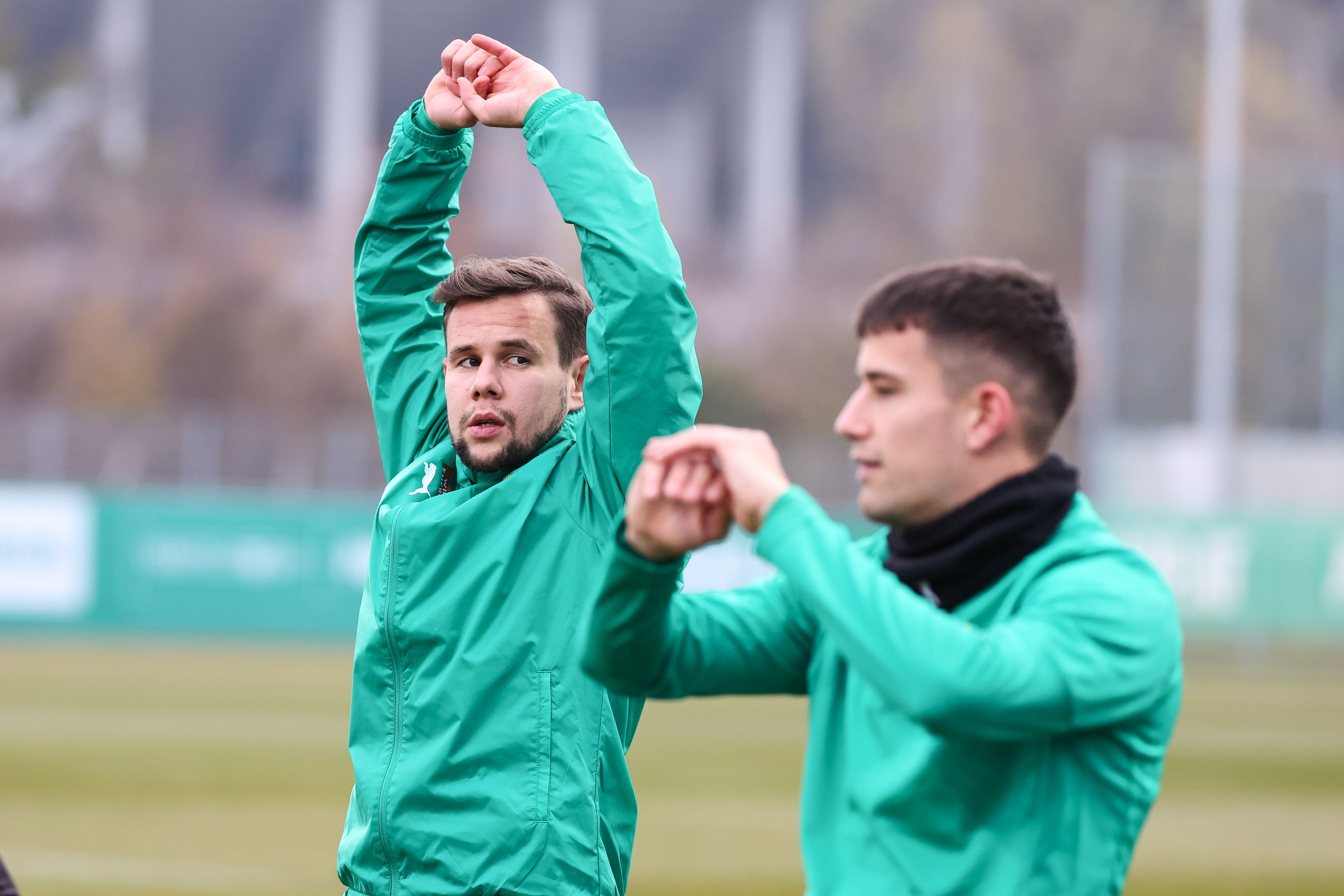 Schaub (l.) trägt im Derby die Kapitänsschleife.