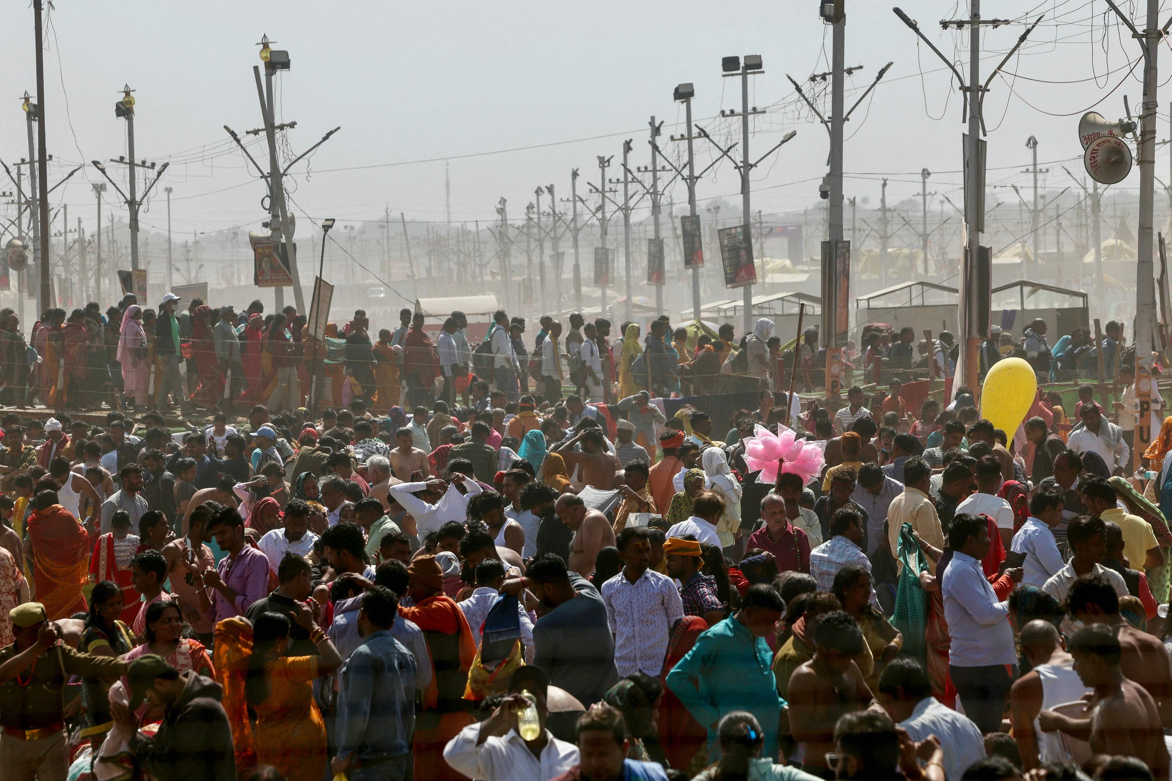 Pilger versammeln sich am Fluss Ganges zum Hindu-Fest Kumbh Mela.
