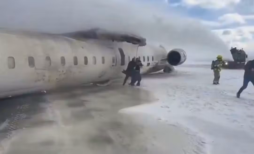 Das Flugzeug liegt nach dem Crash auf dem Kopf. Ersten Angaben zufolge gibt es acht Verletzte.
