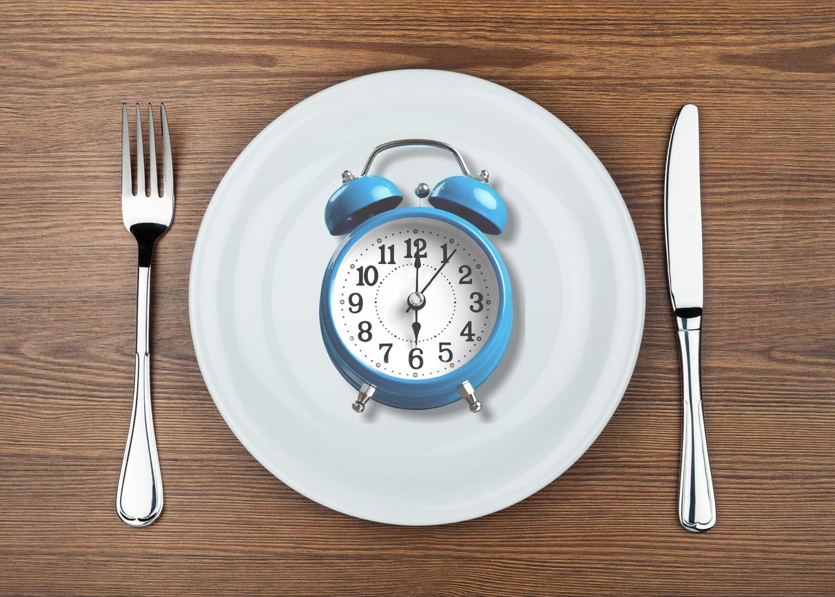 Beim Intervallfasten wird zwischen Essens- und Fastenperioden gewechselt.