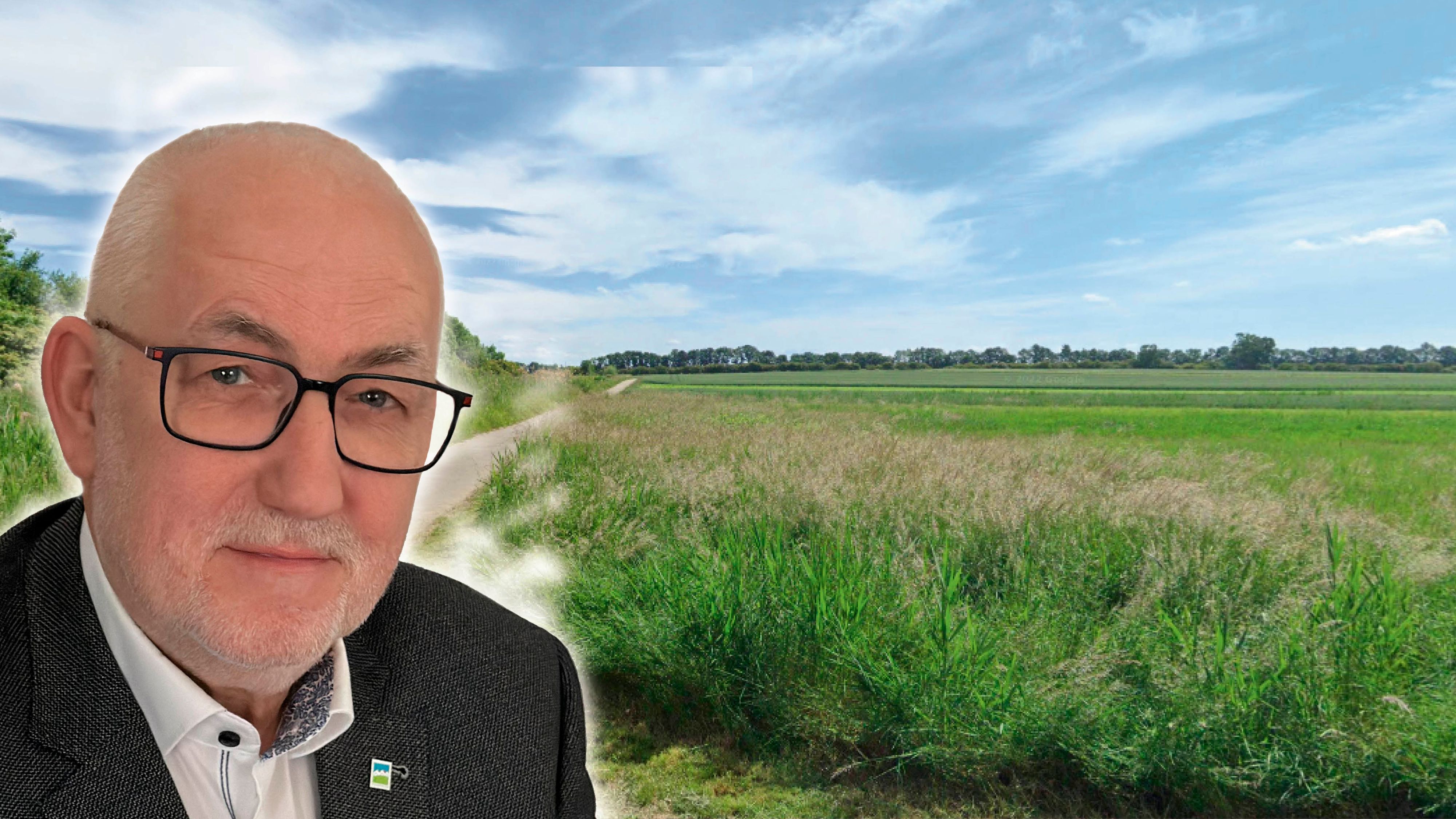 Bürgermeister Christian Hartmann; im Hintergrund das weitläufige Areal, nahe davon befindet sich das Einfamilienhaus, in der sich das Drama mit zwei Toten abgespielt hat.