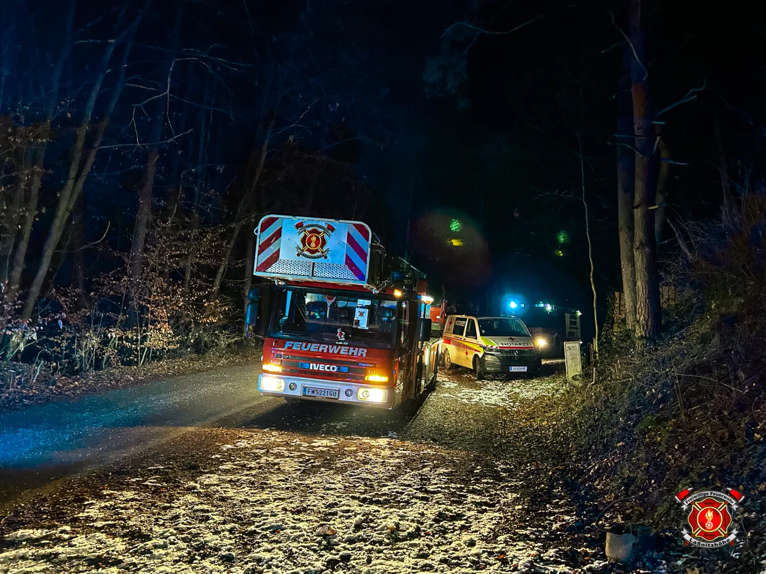 Die Einsatzkräfte suchen im Gebäude nach dem Verletzten.