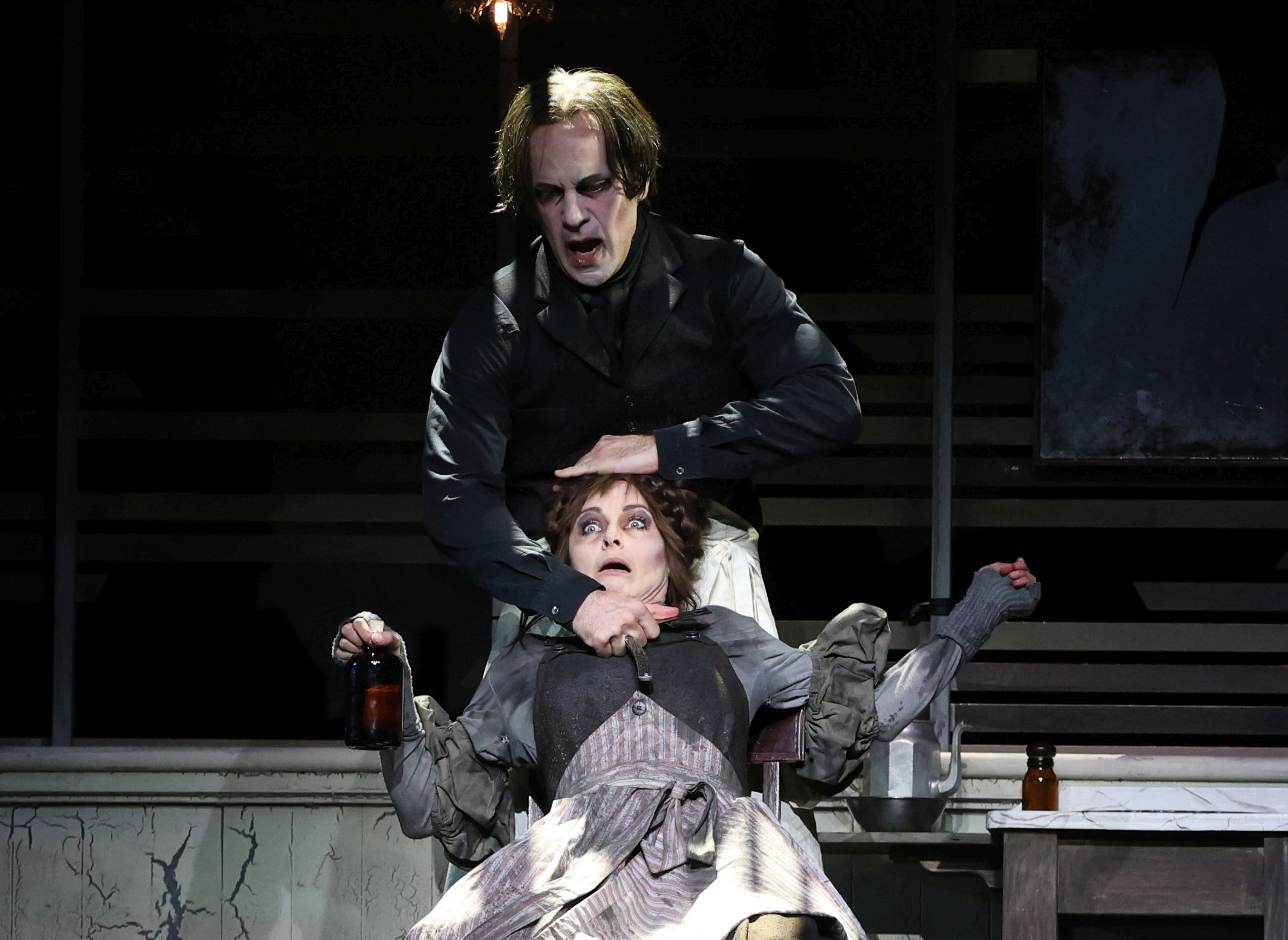 Max Niemeyer als Todd und Daniela Dett als Mrs. Lovett.