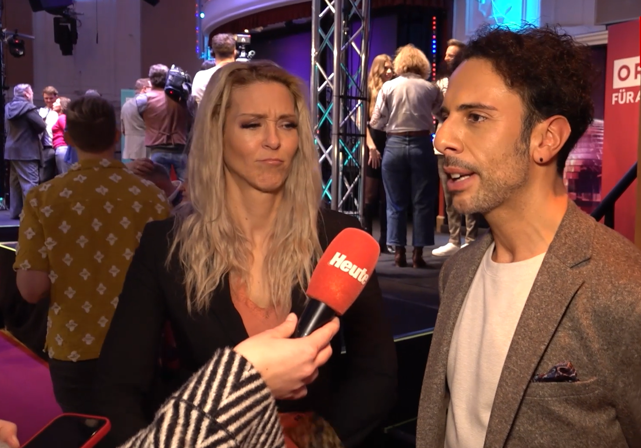 Simone freut sich, dass sie in Folge 1 fix nicht rausfliegen kann.