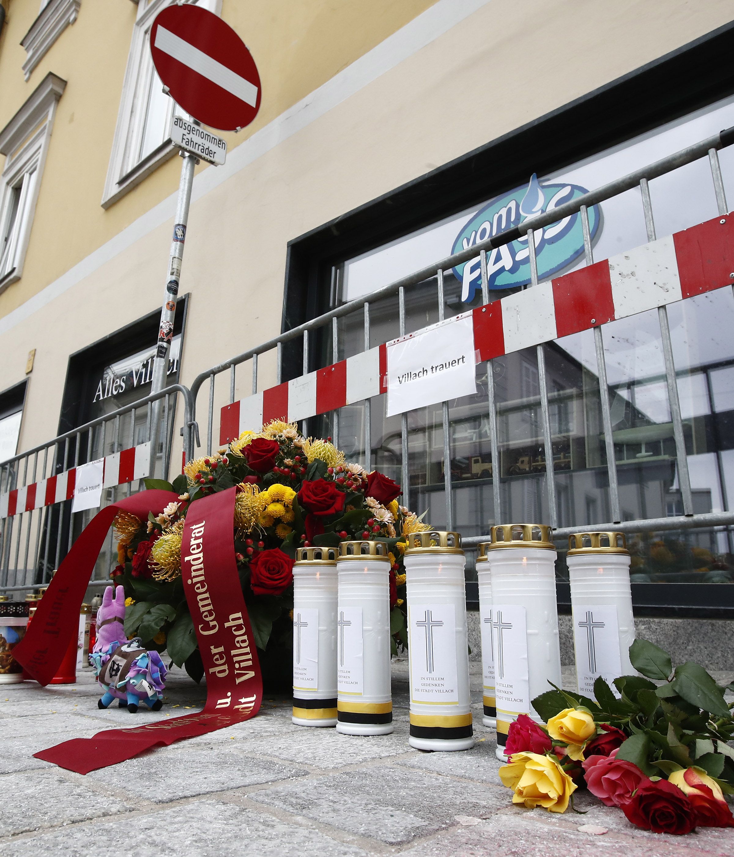 Blumen und Kerzen am Tatort des Messerattentats in Villach.