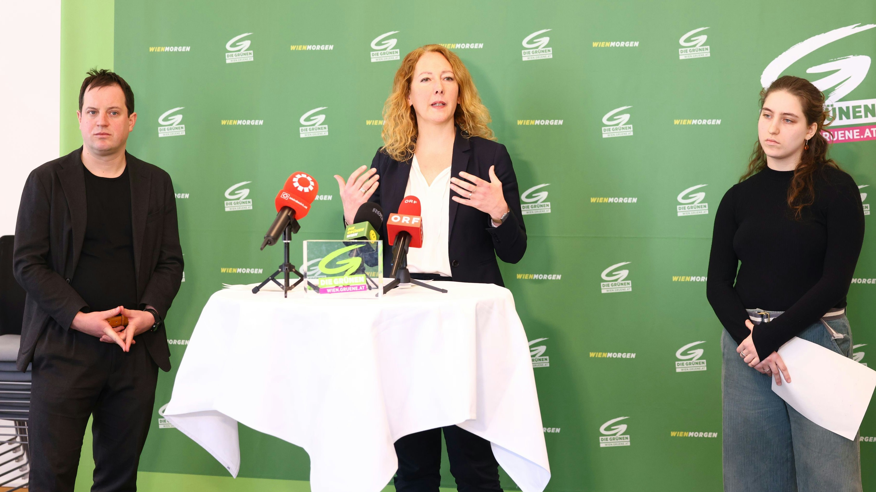 Georg Prack, Wohnsprecher, Parteivorsitzende Judith Pühringer und Ida Belaga, Sprecherin GRAS Wien (v.l.)