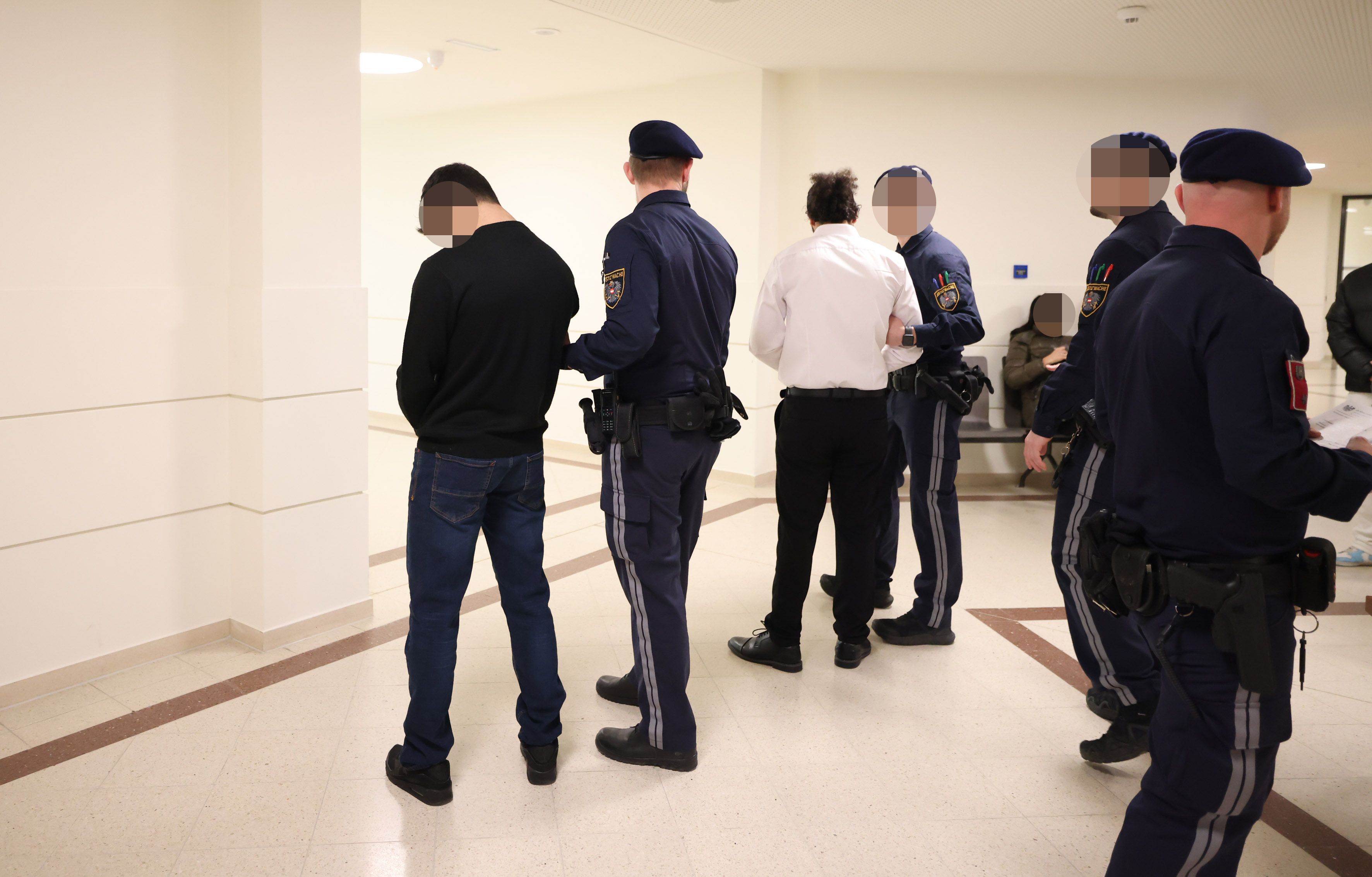 Der 21-Jährige (r. im weißen Hemd) wurde freigesprochen, der 20-Jährige (l.) erhielt zwei Jahre unbedingte Haft.